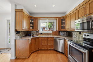 08. 152 Plainsview Dr. - Kitchen