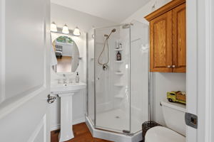 19. 152 Plainsview Dr. - Primary Bathroom