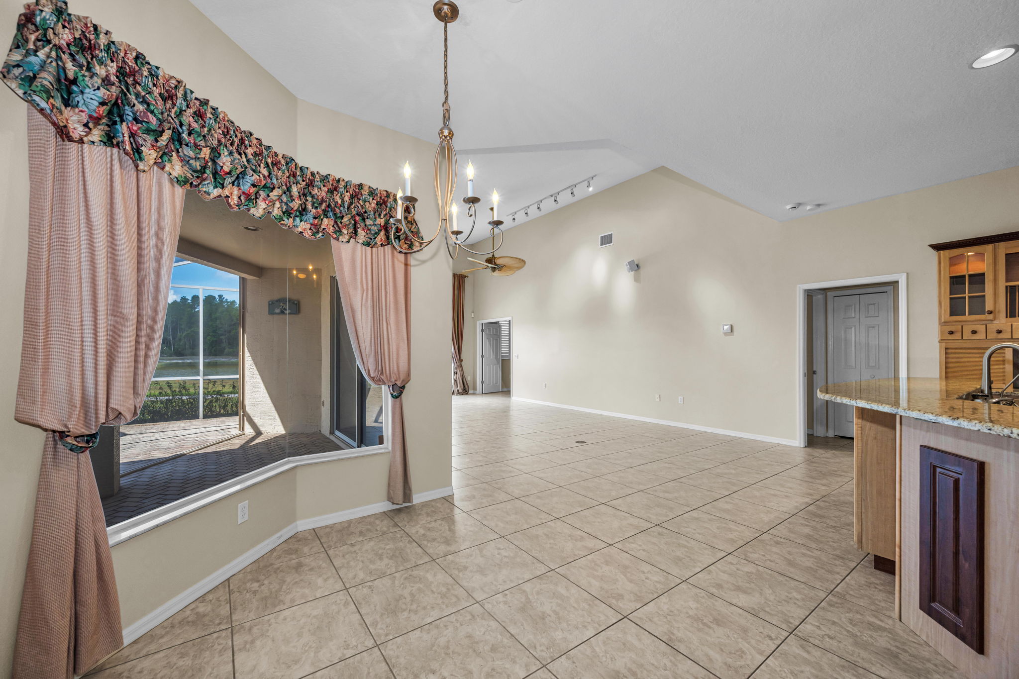 Kitchen Eat-In 1