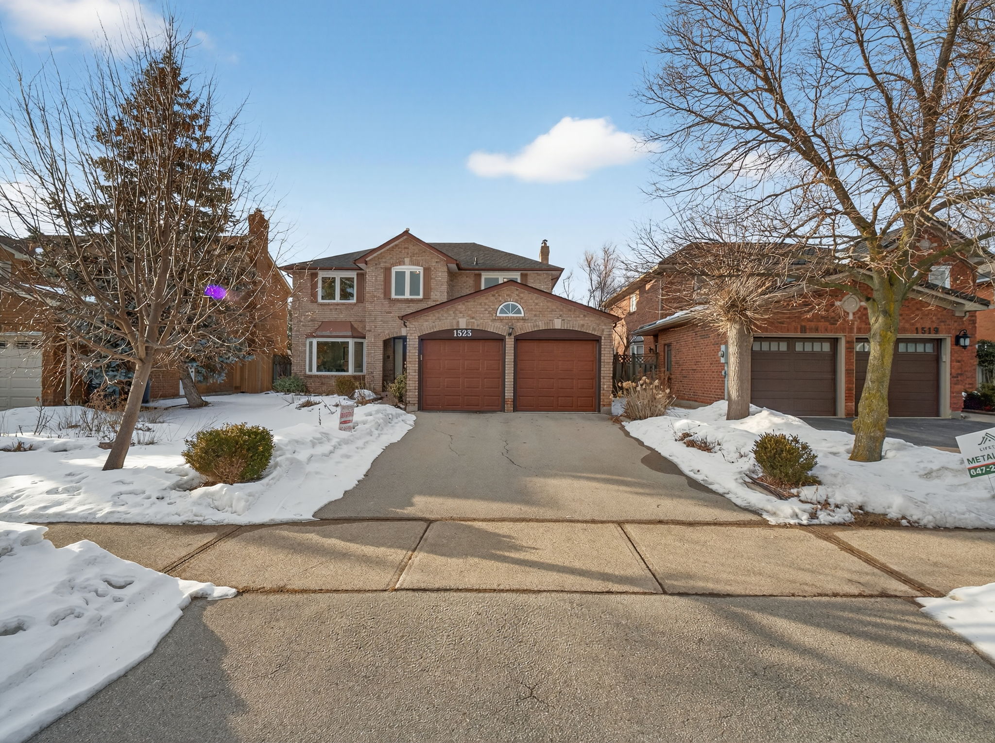 1523 Stoneybrook Trail Oakville, ON L6M 2P7