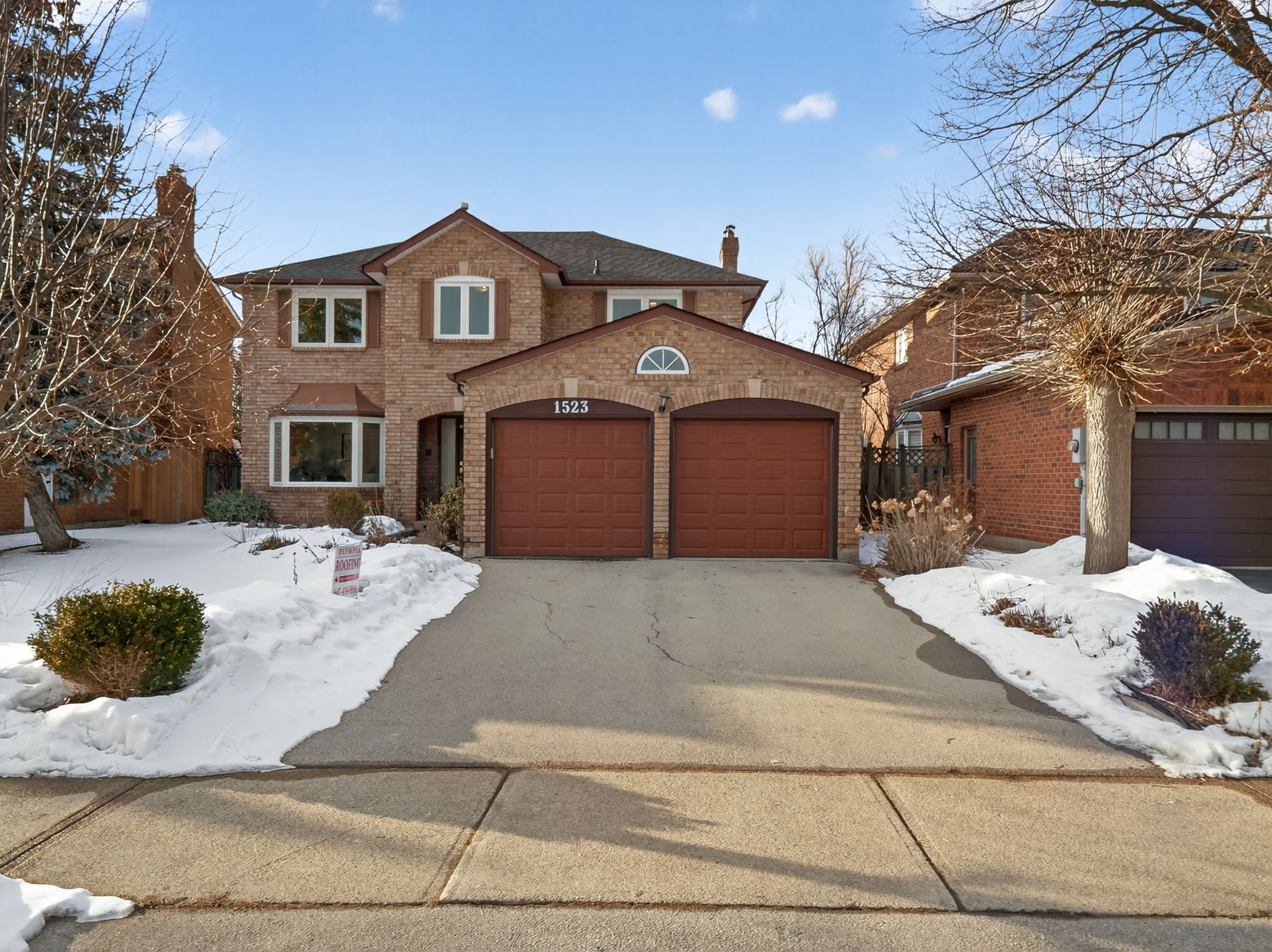 1523 Stoneybrook Trail Oakville, ON L6M 2P7