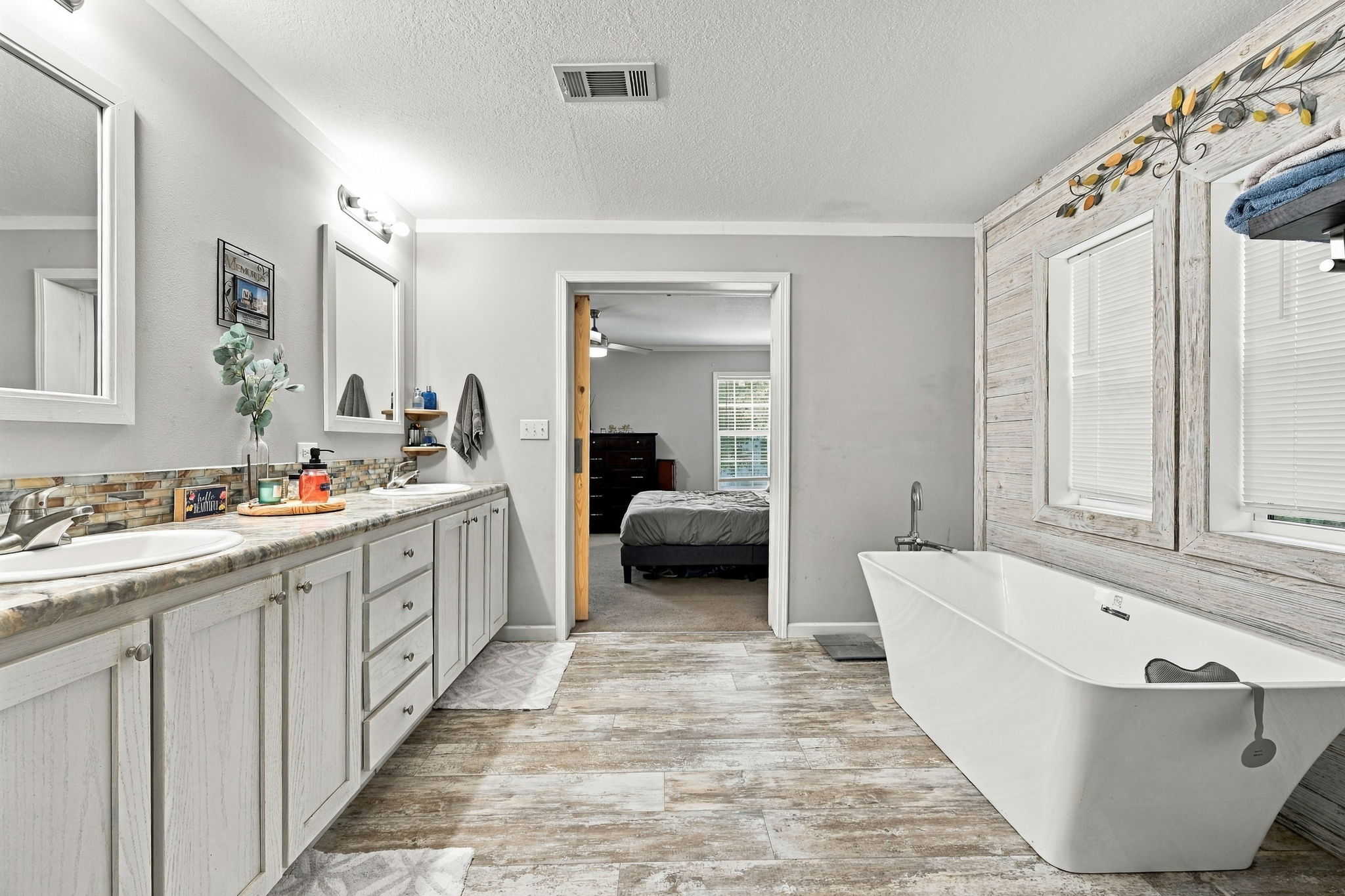 Primary Bathroom1b