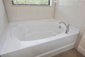 Bathroom 1 CU - 495A9602 (1)