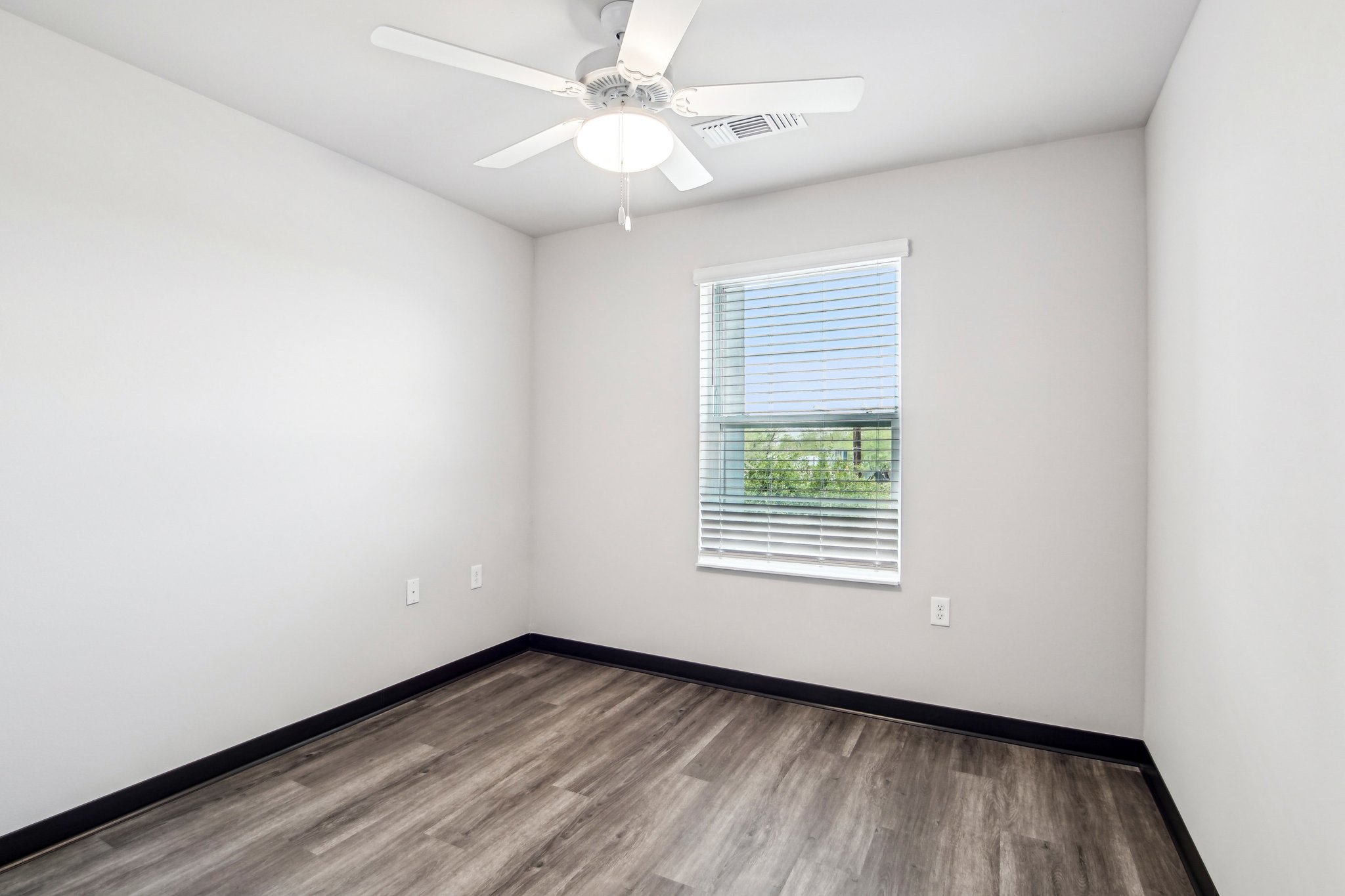 1526 W Desert Cove Ave Unit 136-0805-010.jpg