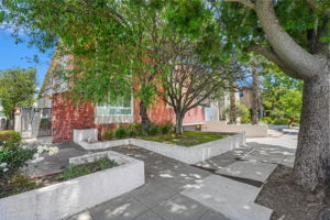 1527 Berkeley Street 5-1