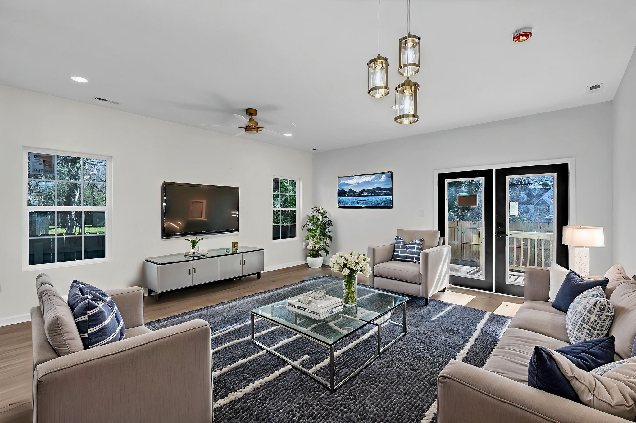 DSC_2217 virtually staged.jpeg