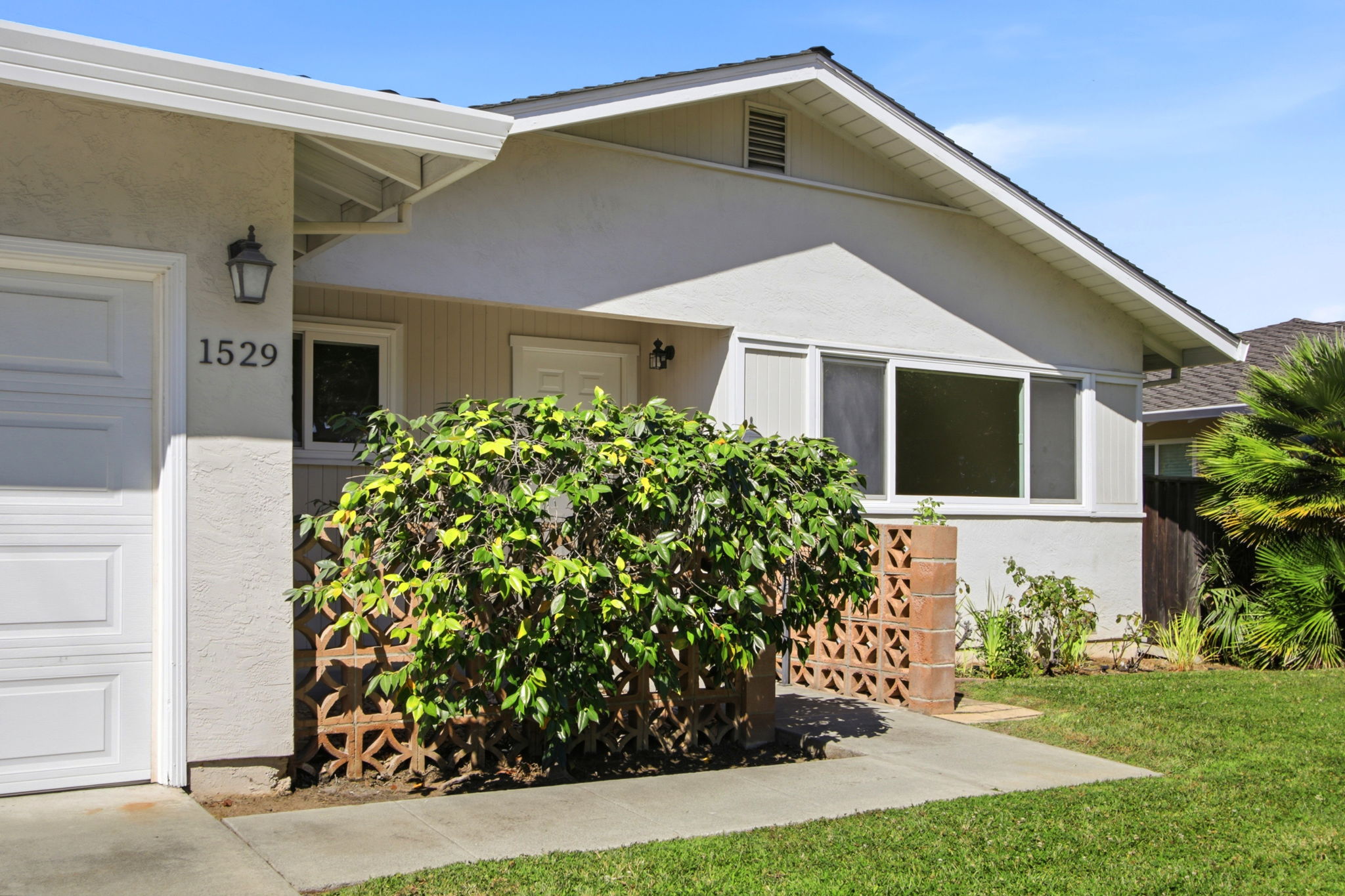 004_F8_1529 Flamingo Way