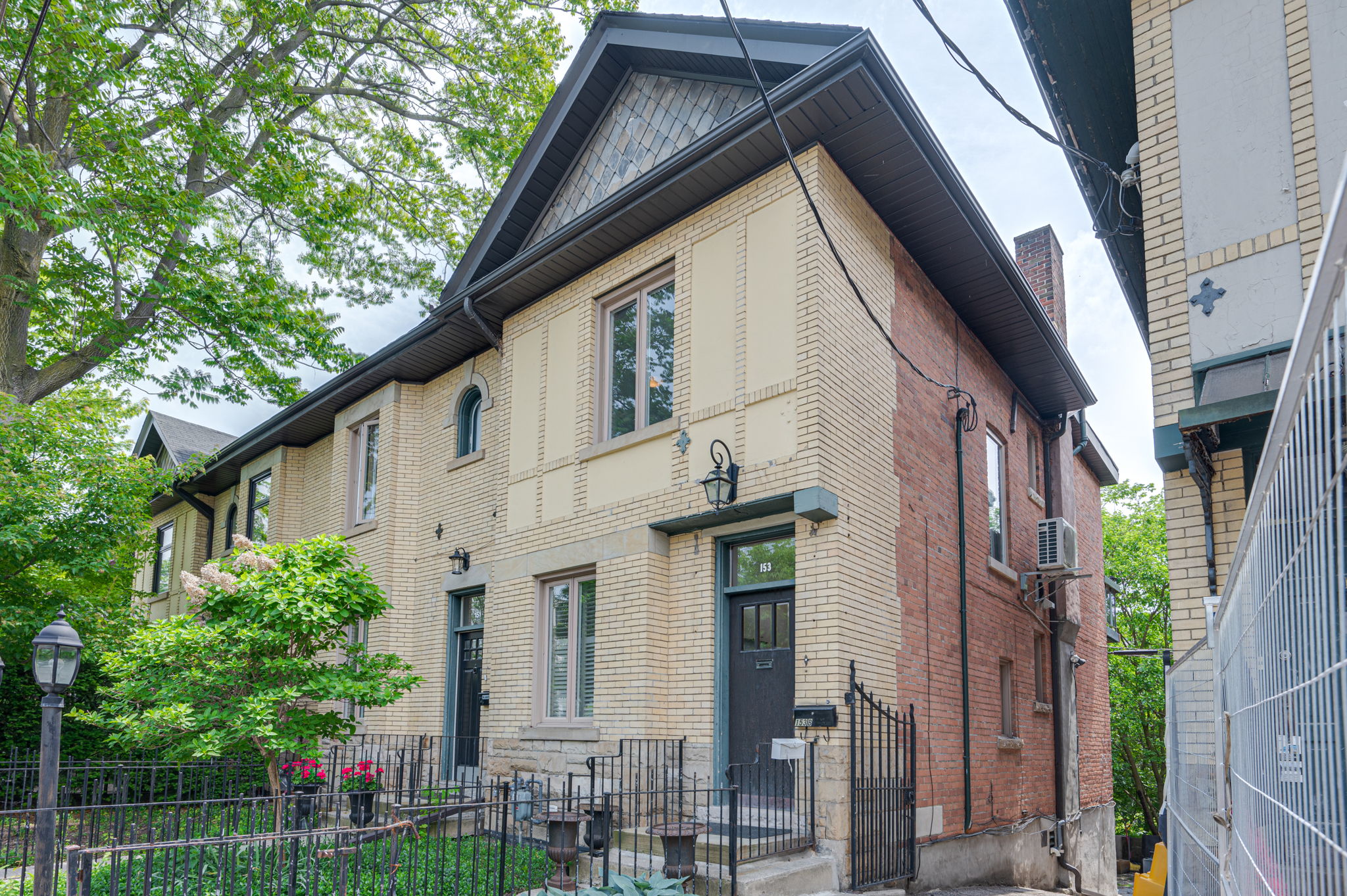 153 Roxborough St W Upper. Toronto, ON M5R 1T9