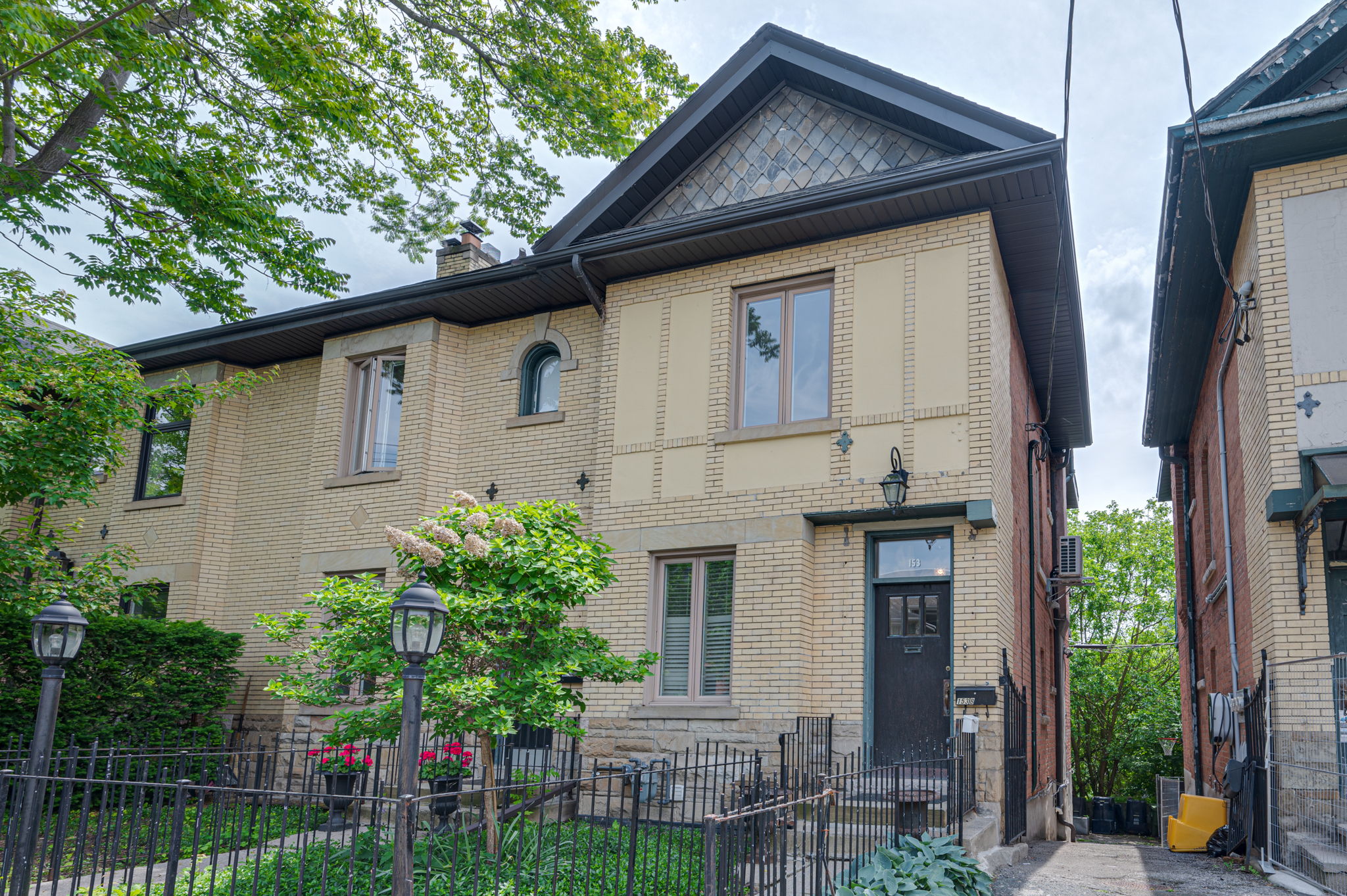 153 Roxborough St W Upper. Toronto, ON M5R 1T9