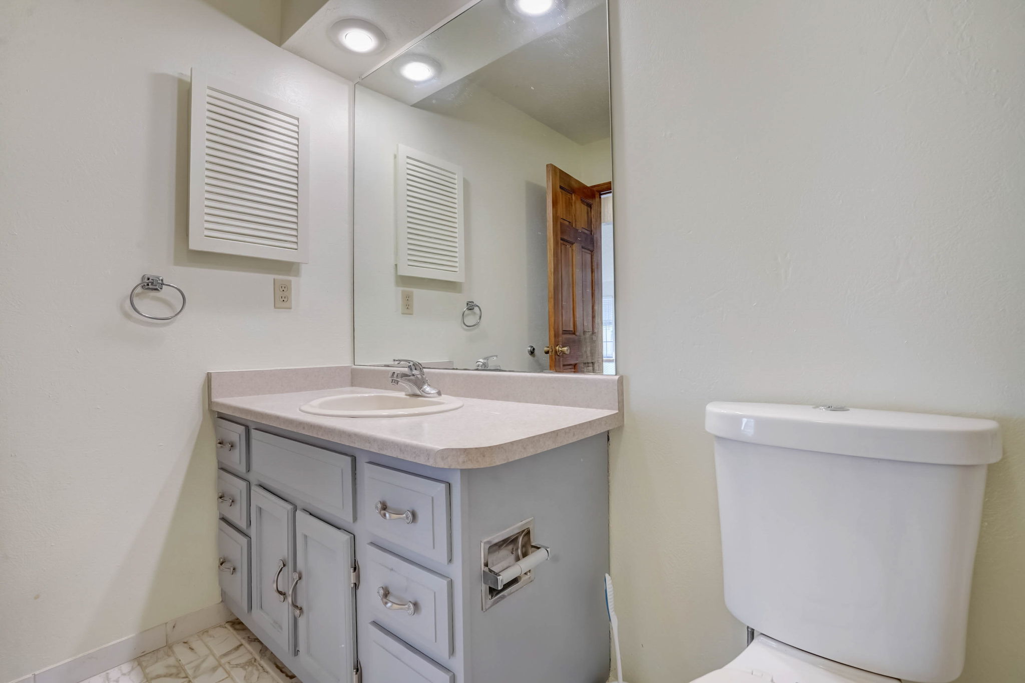 S Dearborn Cir-026