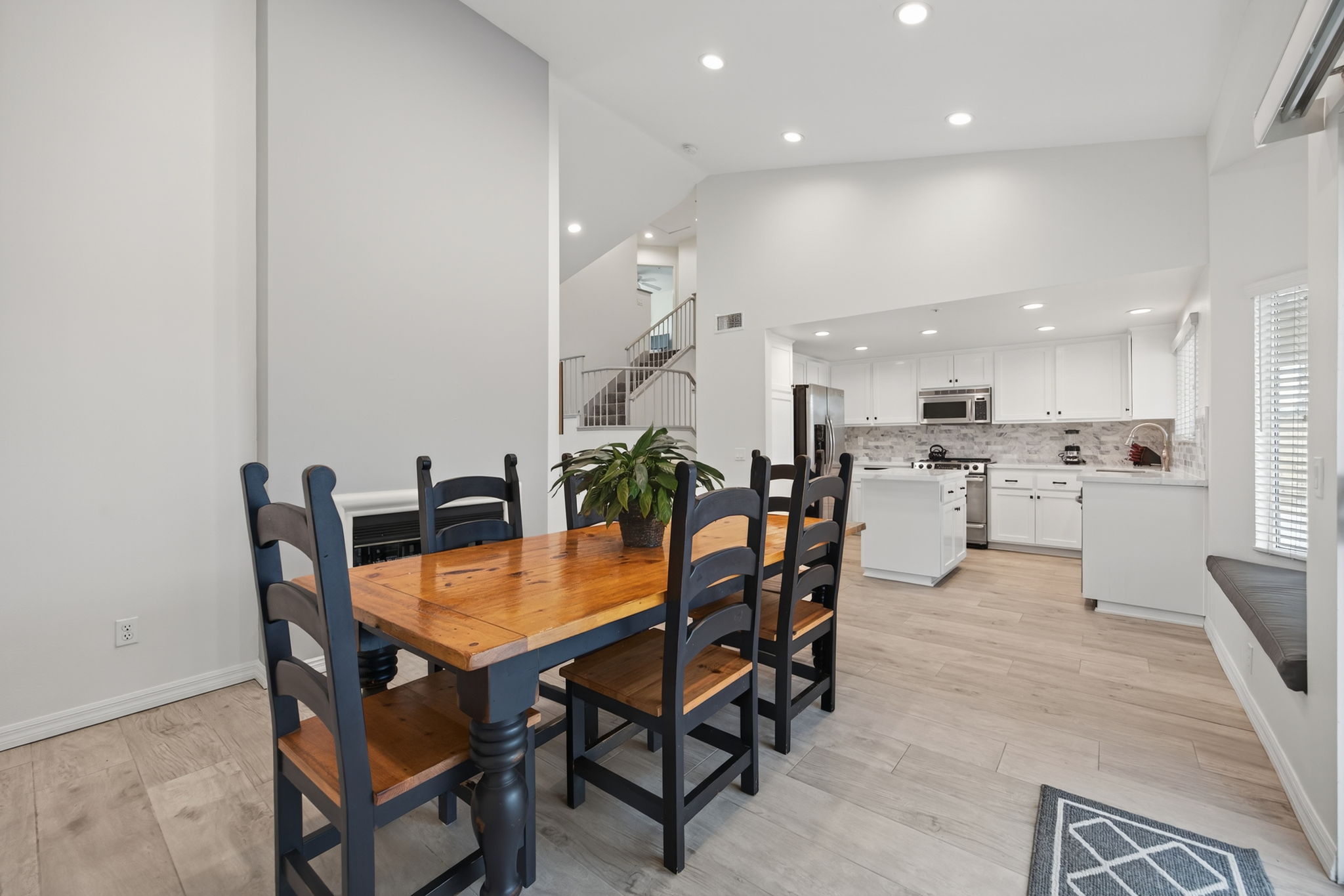 Dinner table? ✔️ Natural light? ✔️ Bonus points if you spot the staircase trying to sneak into the shot.