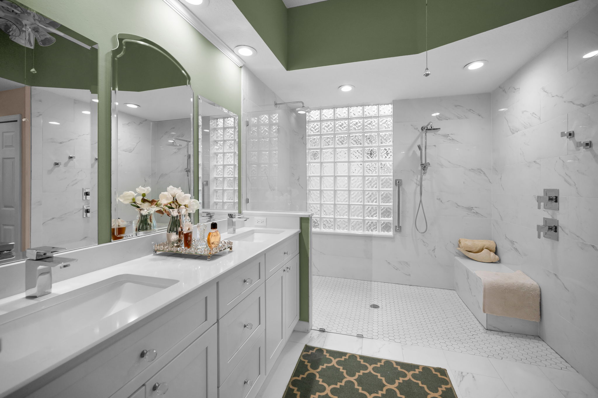 Master Bathroom1e