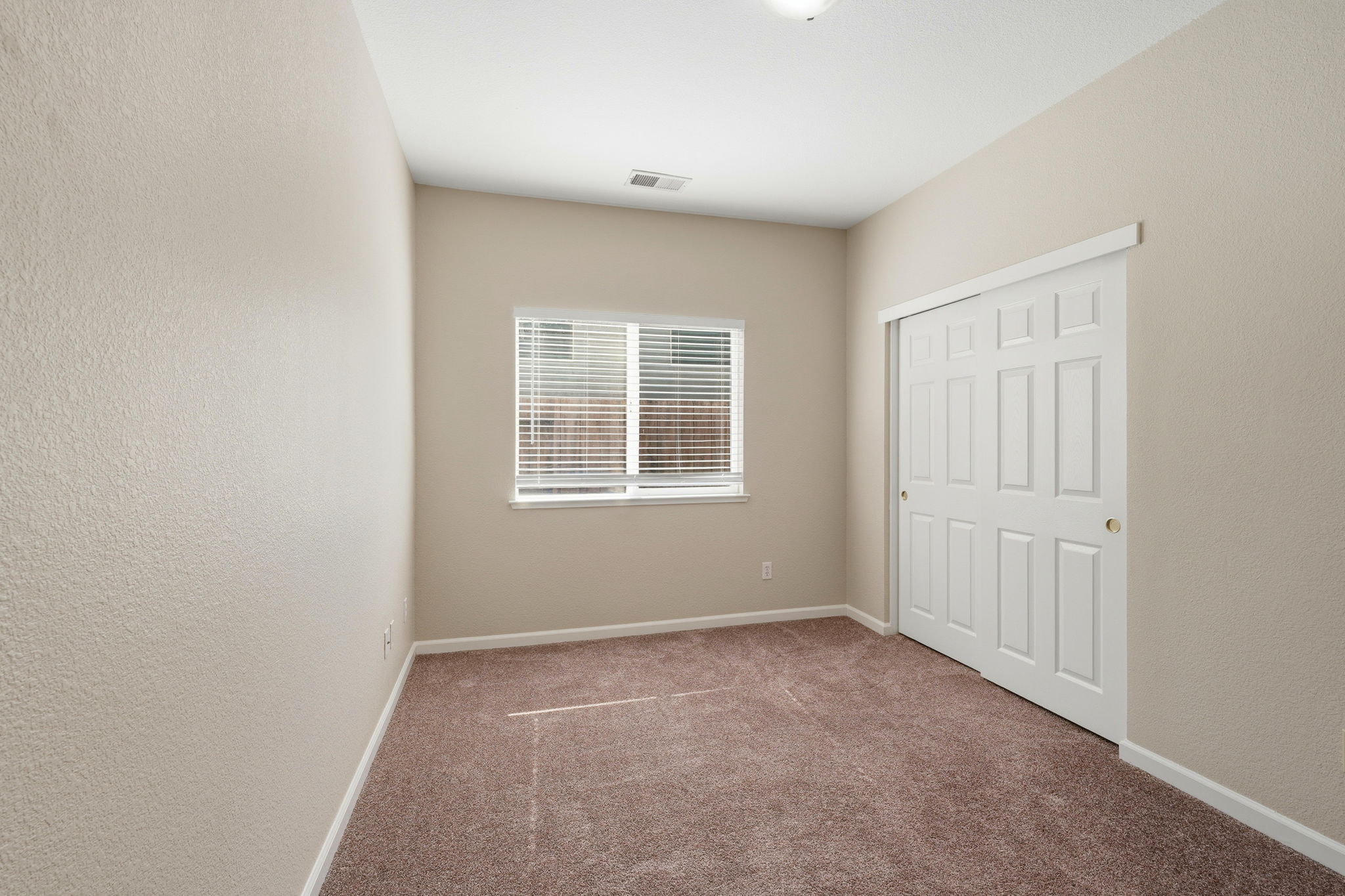 024_F8_1532 Sophie Ln