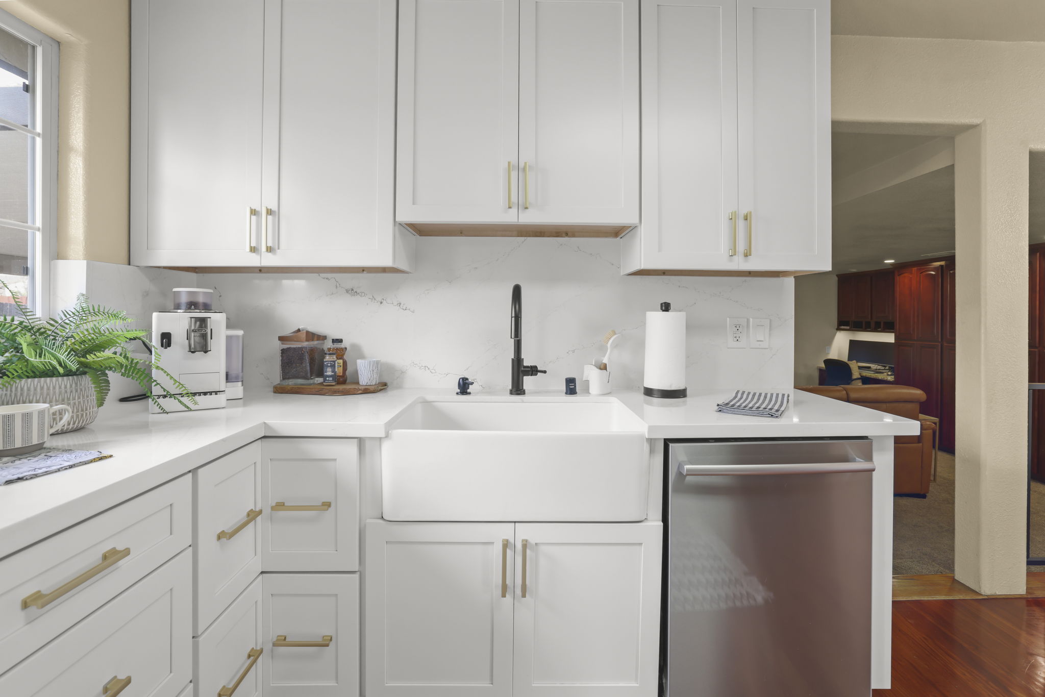 Farmhouse Sink & Quartz Countertops