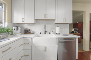 Farmhouse Sink & Quartz Countertops