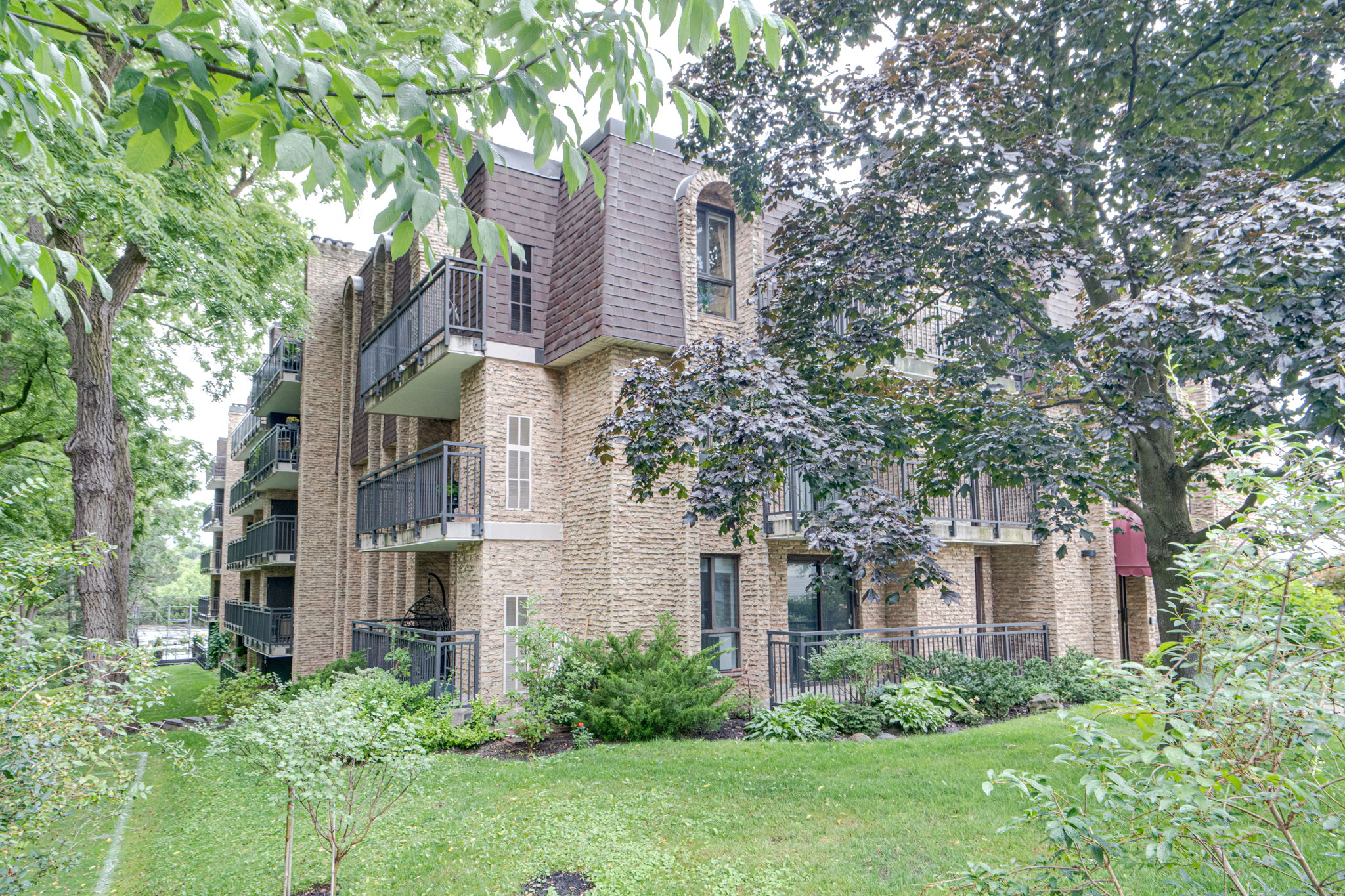 15390 Yonge St Unit 401 Aurora, ON L4G 1N8