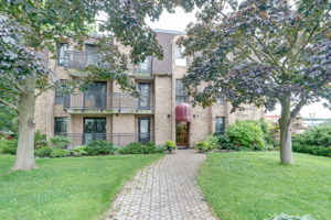 15390 Yonge St Unit 401, Aurora ON