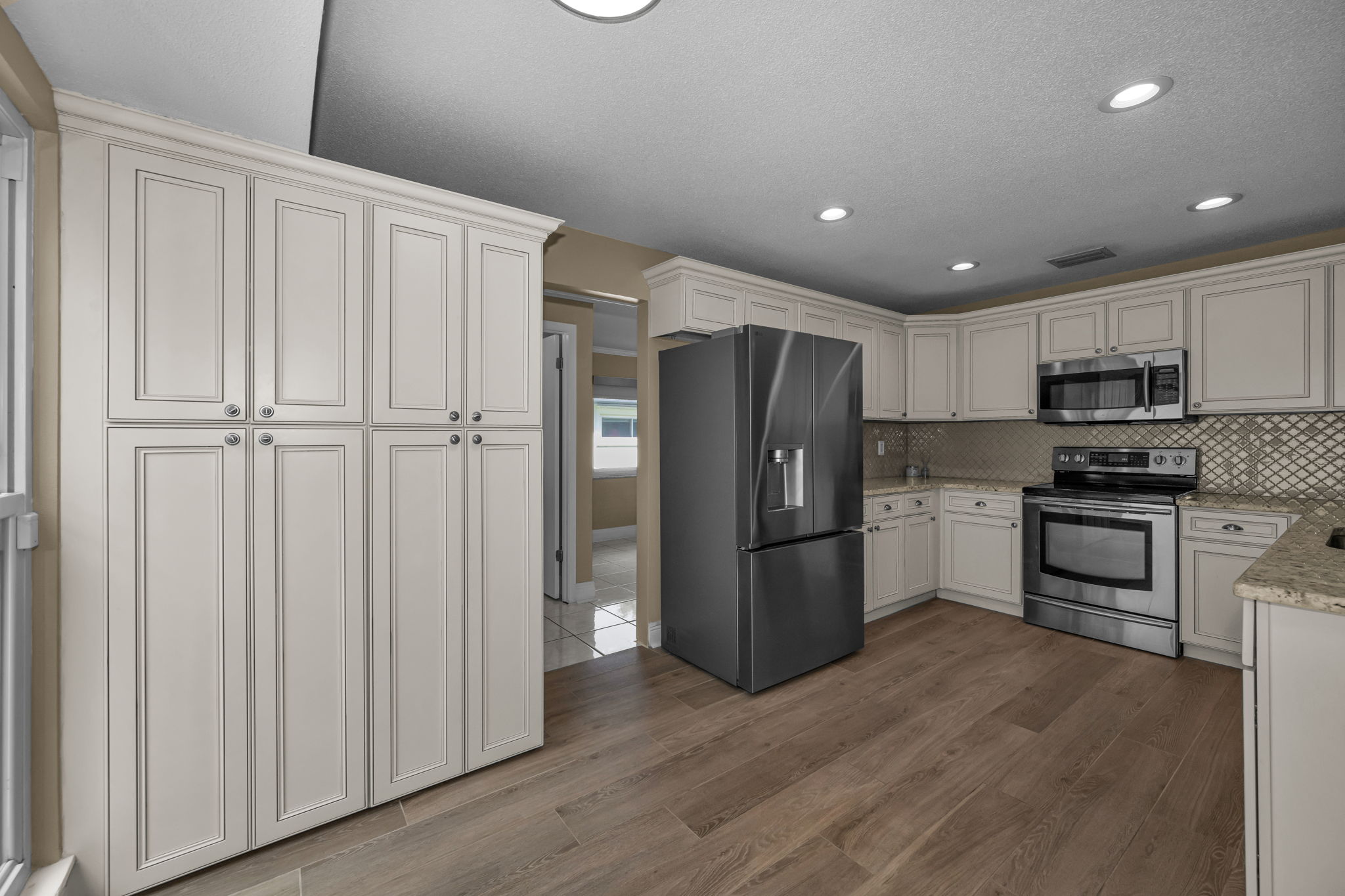 Kitchen Eat-In 2