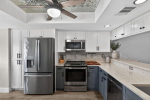 Kitchen 2 of 6
