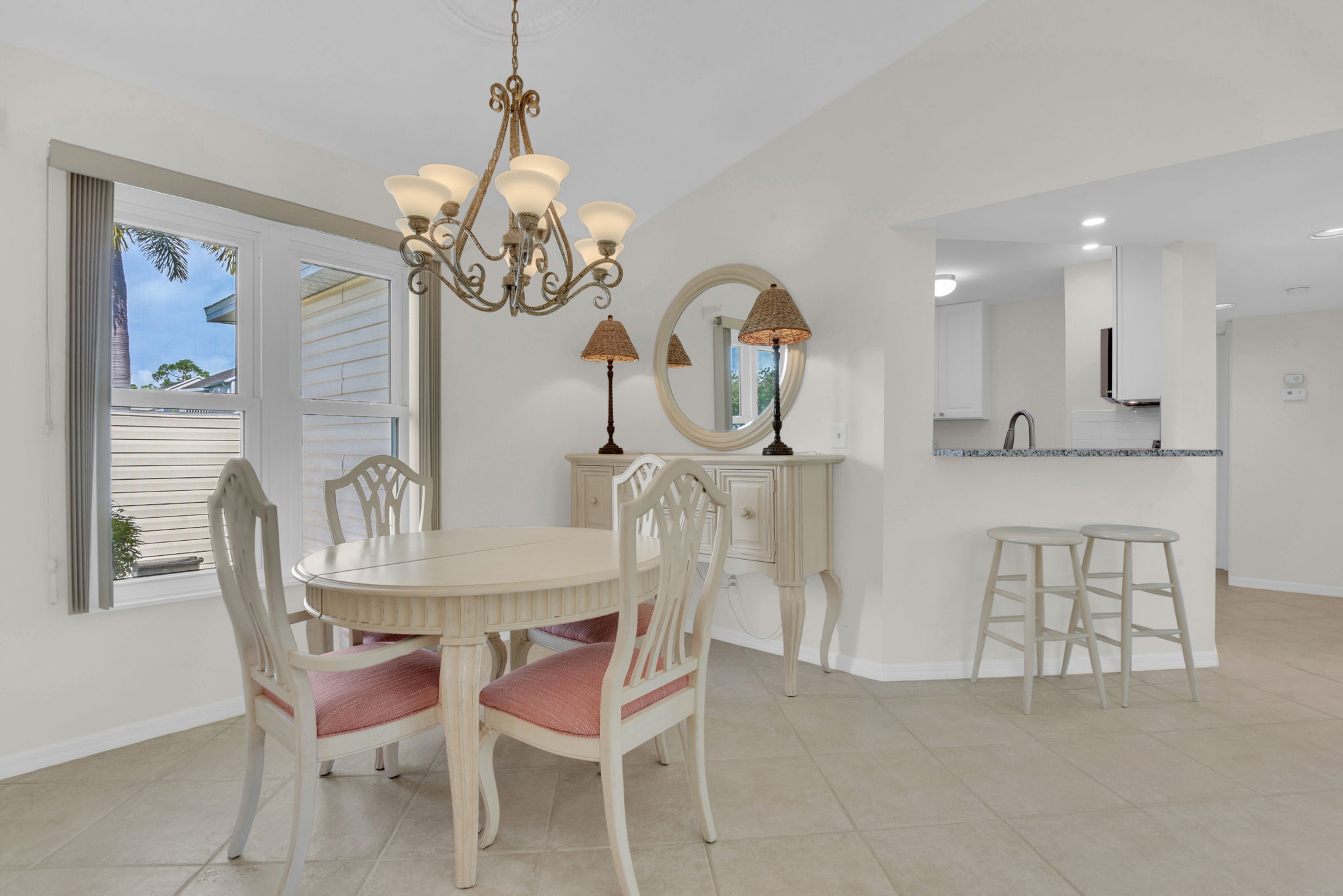 Dining Area & Breakfast Bar