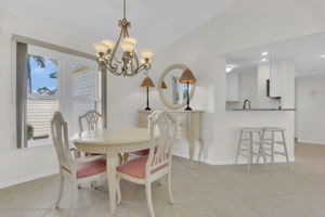 Dining Area & Breakfast Bar