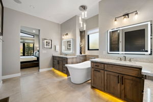 Primary Bathroom (5)