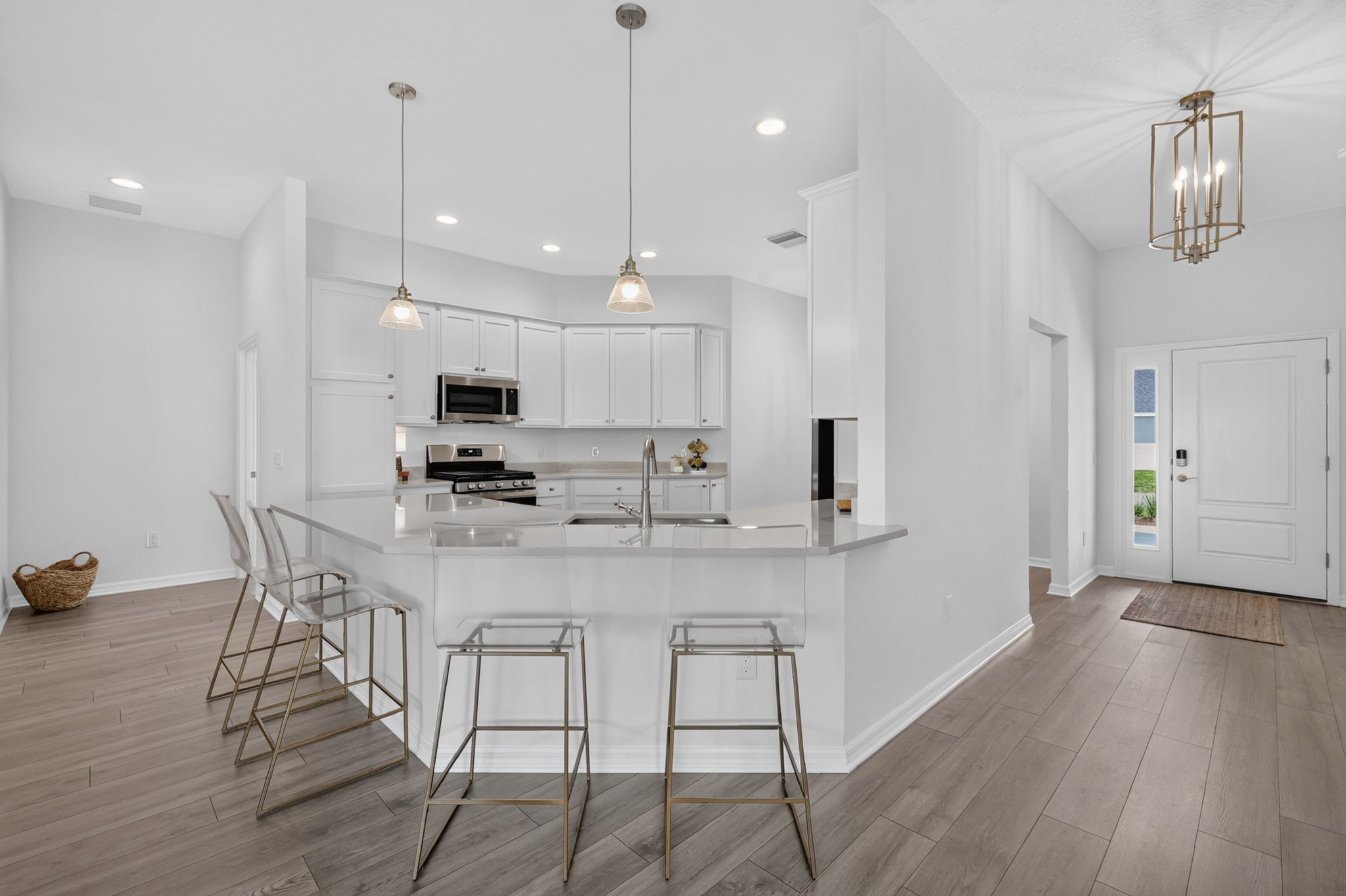 Kitchen Eat-In Breakfast Bar