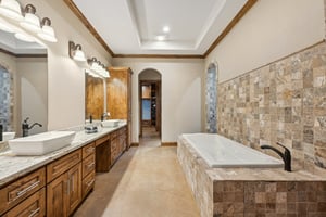 Shady Oaks Dr-S0810-029.jpg