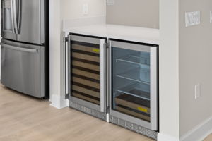 Wine/beverage refrigerator