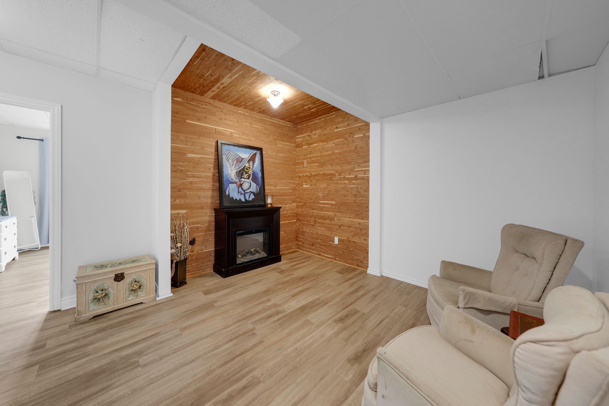 lower level guest wing sitting area