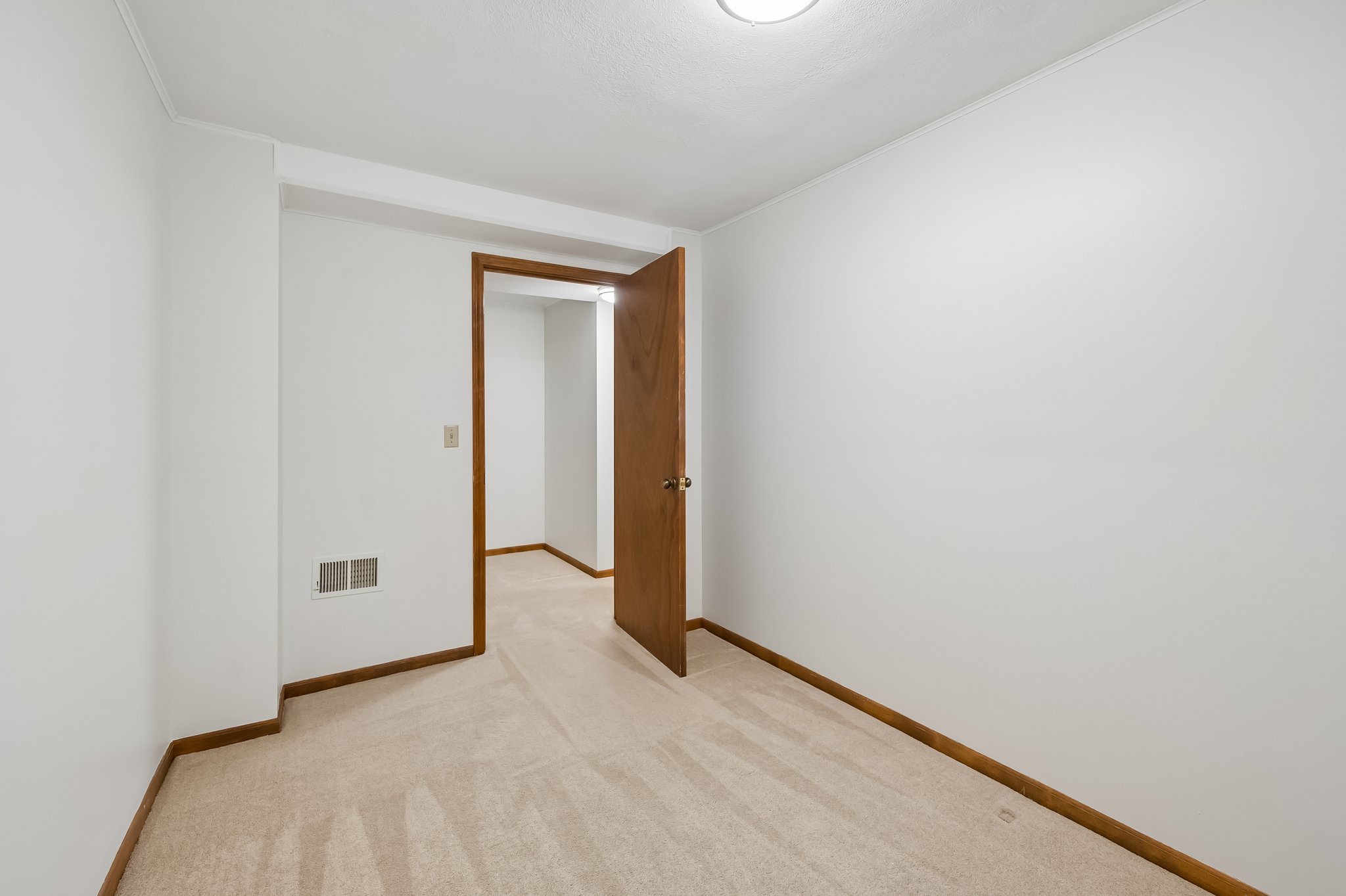 8894 - 155 N Shore Dr_027.jpg