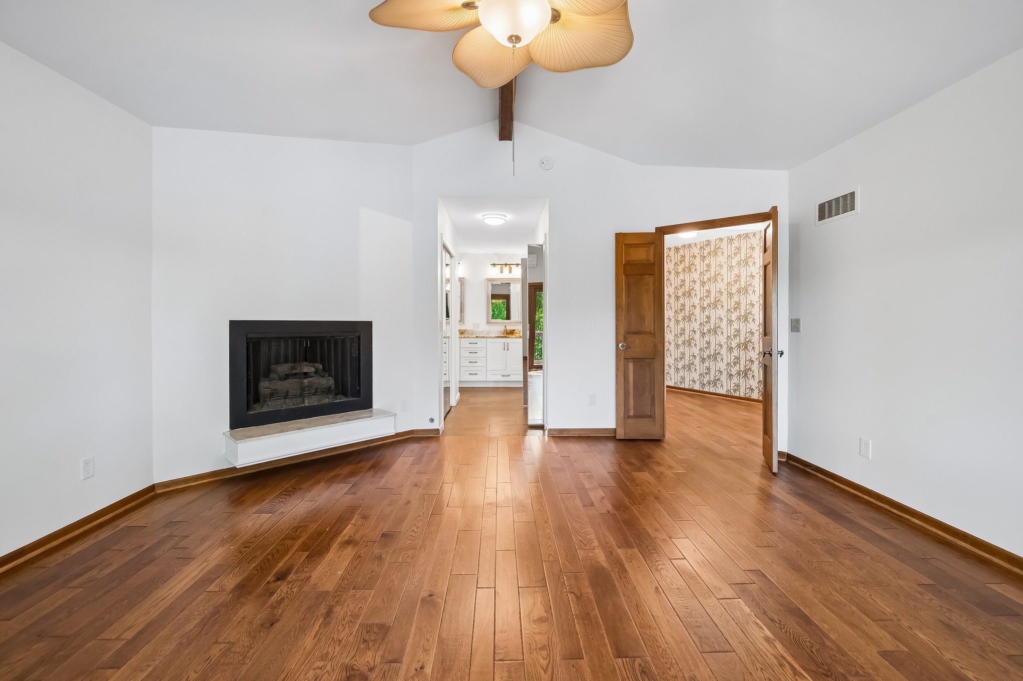 8894 - 155 N Shore Dr_032.jpg