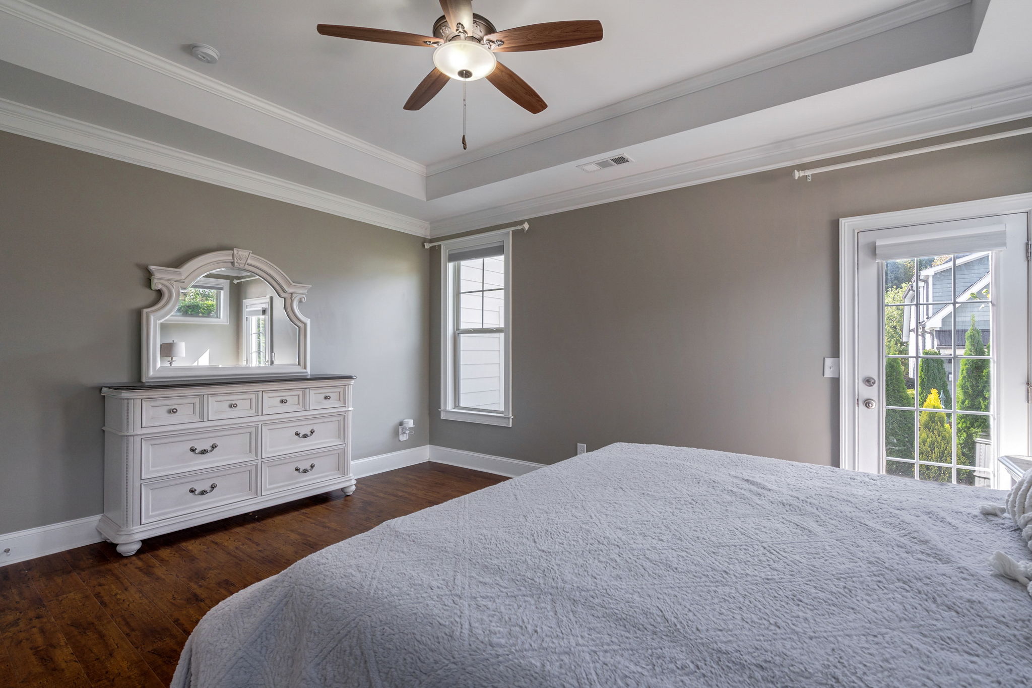 Primary suite (access to backyard)