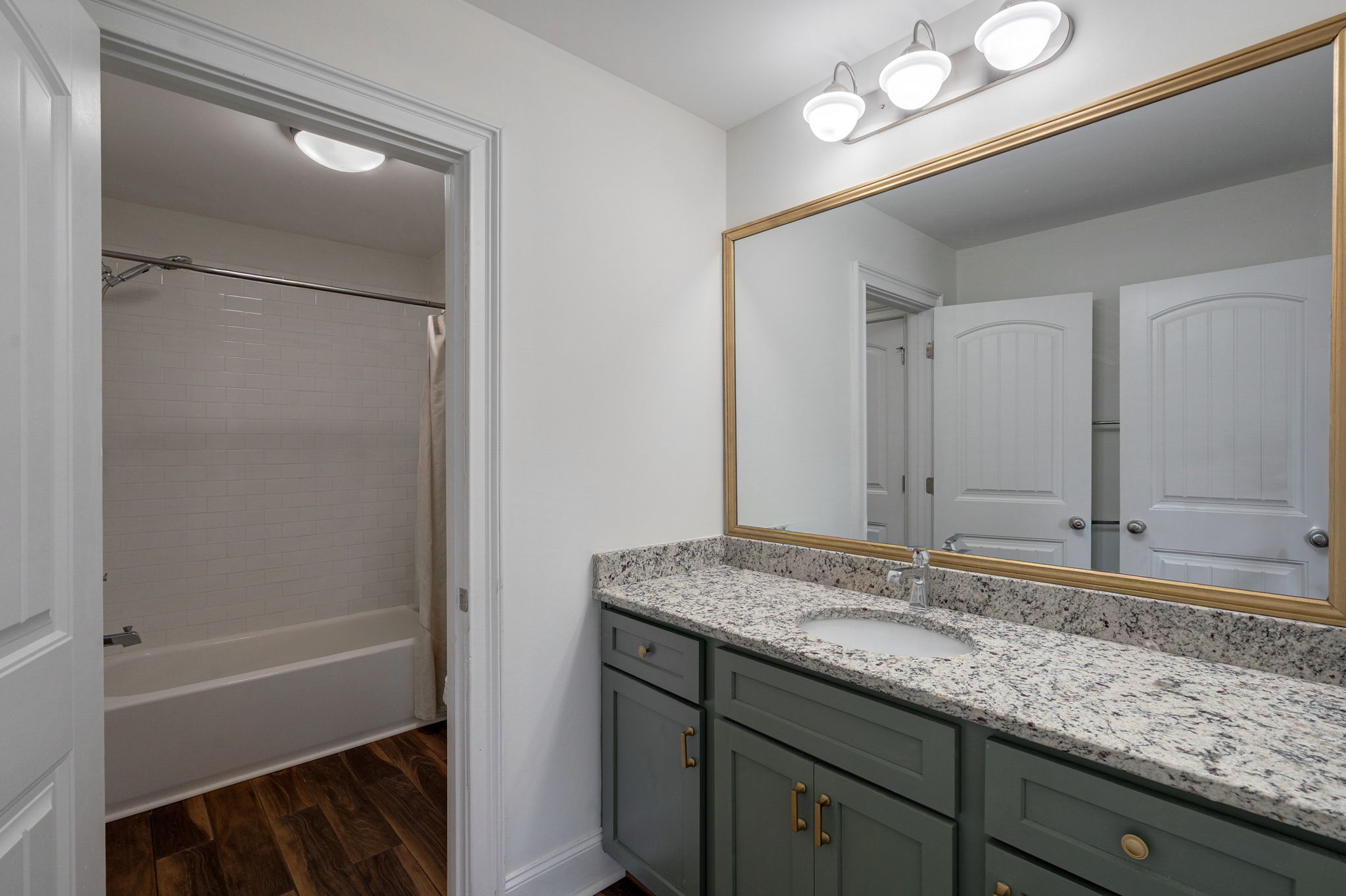 En-suite vanity (Jack-n-jill bathroom)