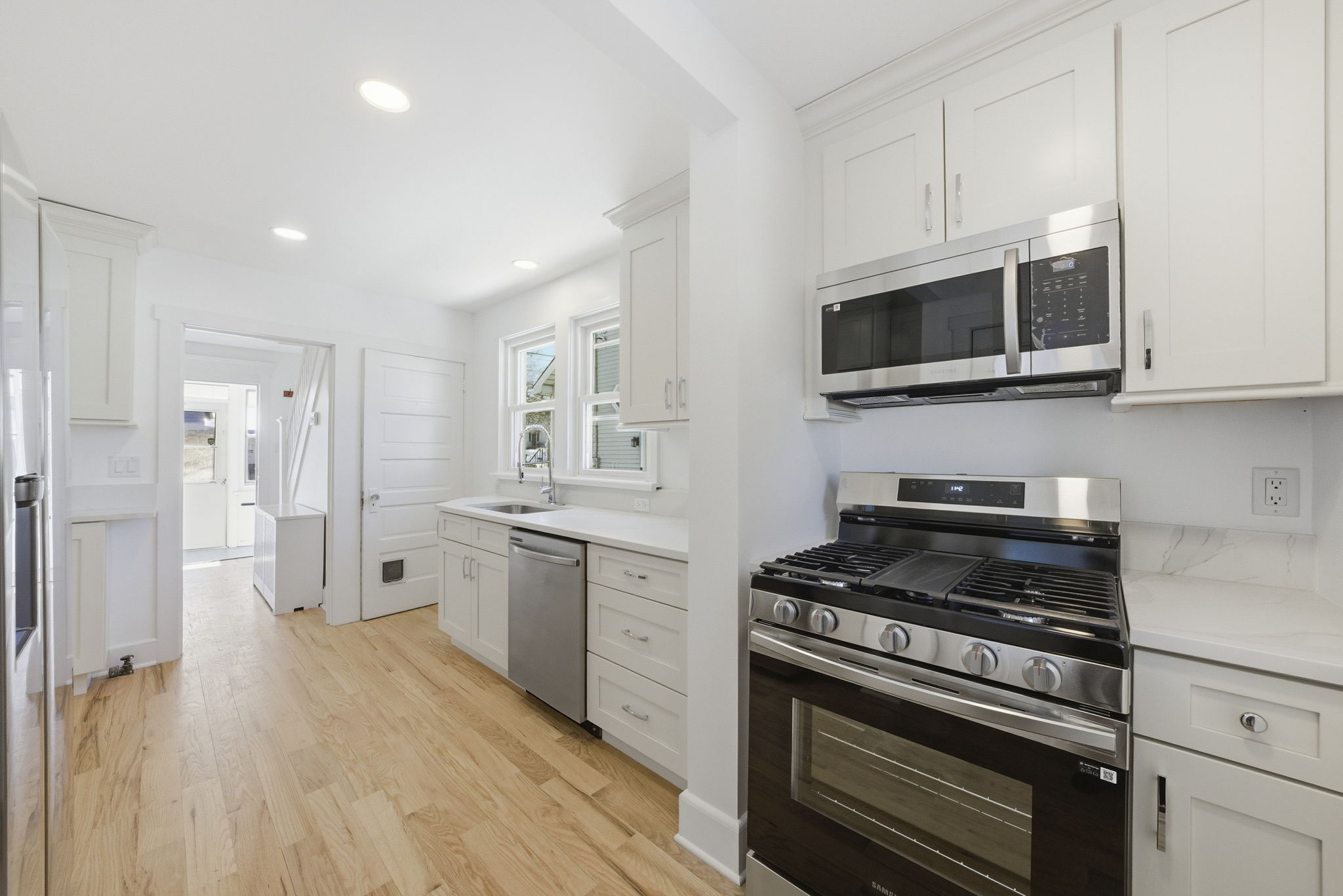 Quartz counter-tops.. Stainless appliances.