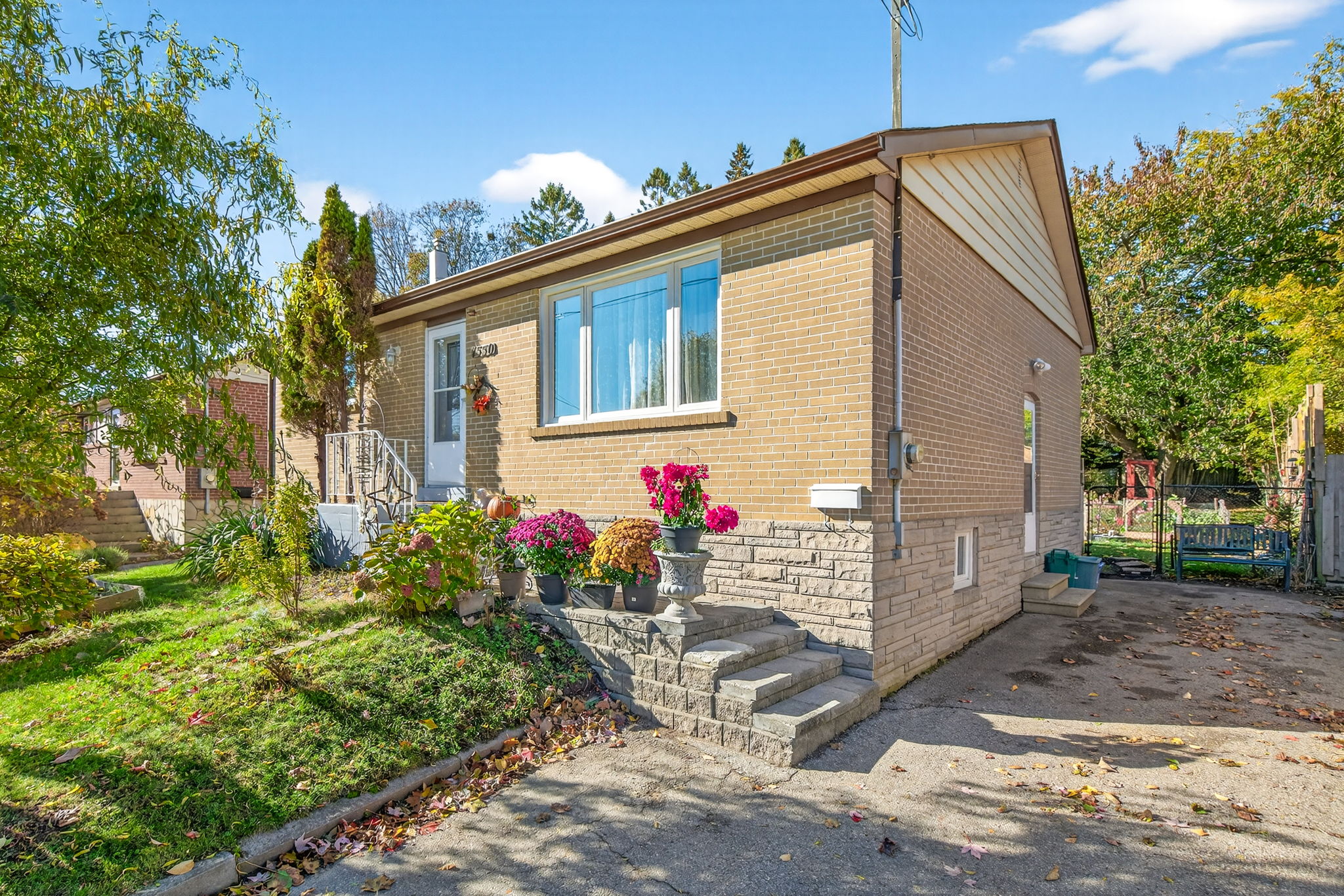 1550 Evangeline Dr Oshawa, ON L1J 3T2