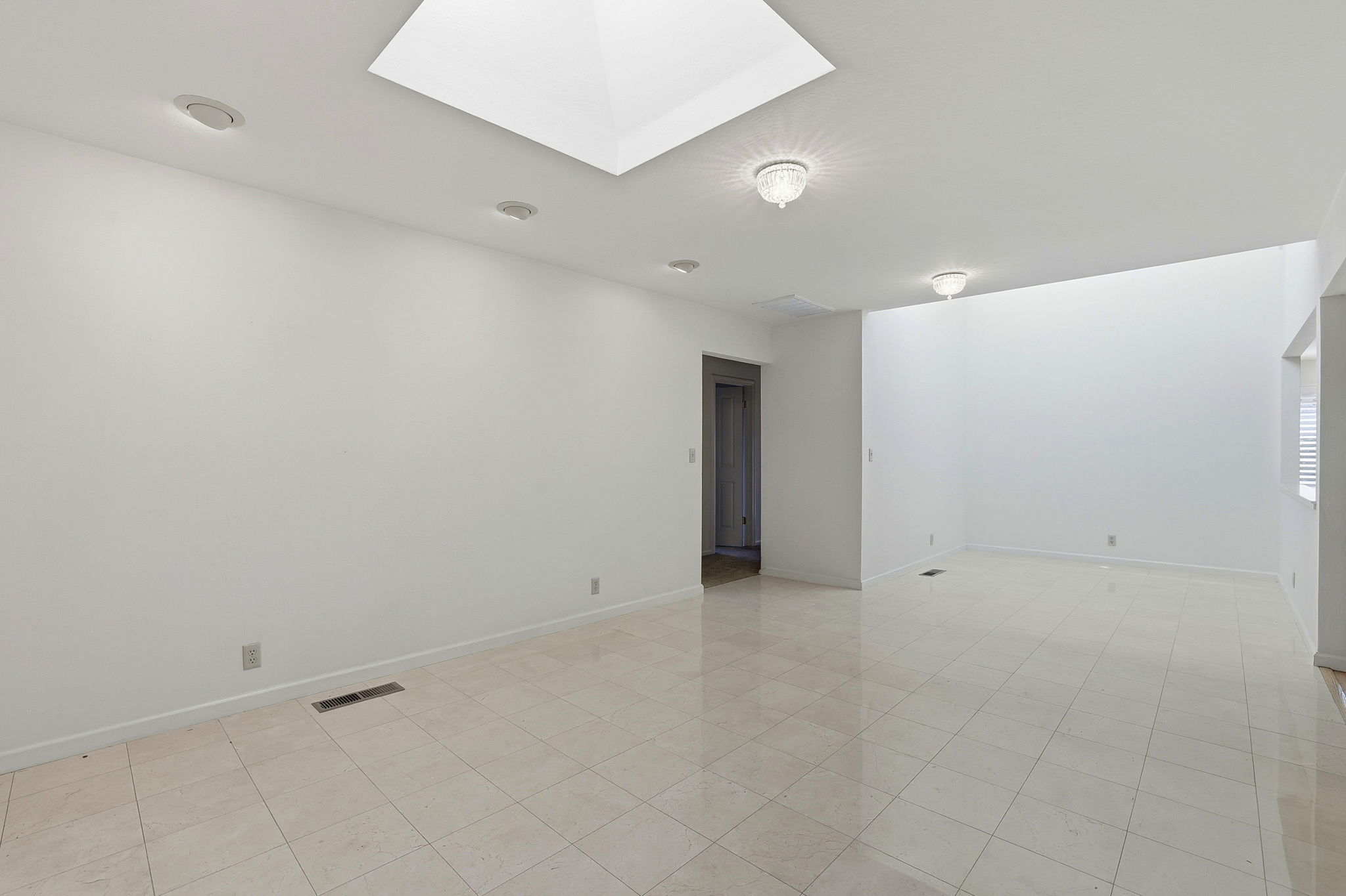 010_F8_15515 Corinne Dr