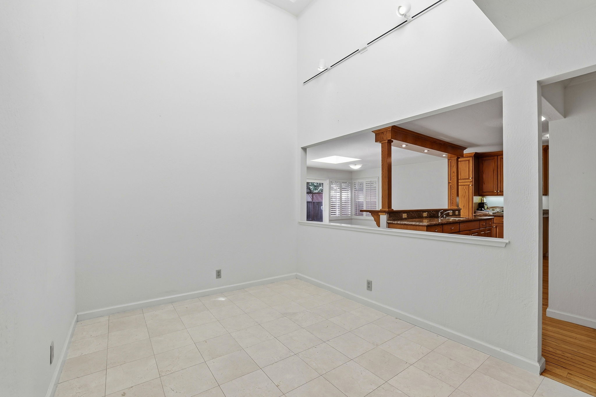 011_F8_15515 Corinne Dr