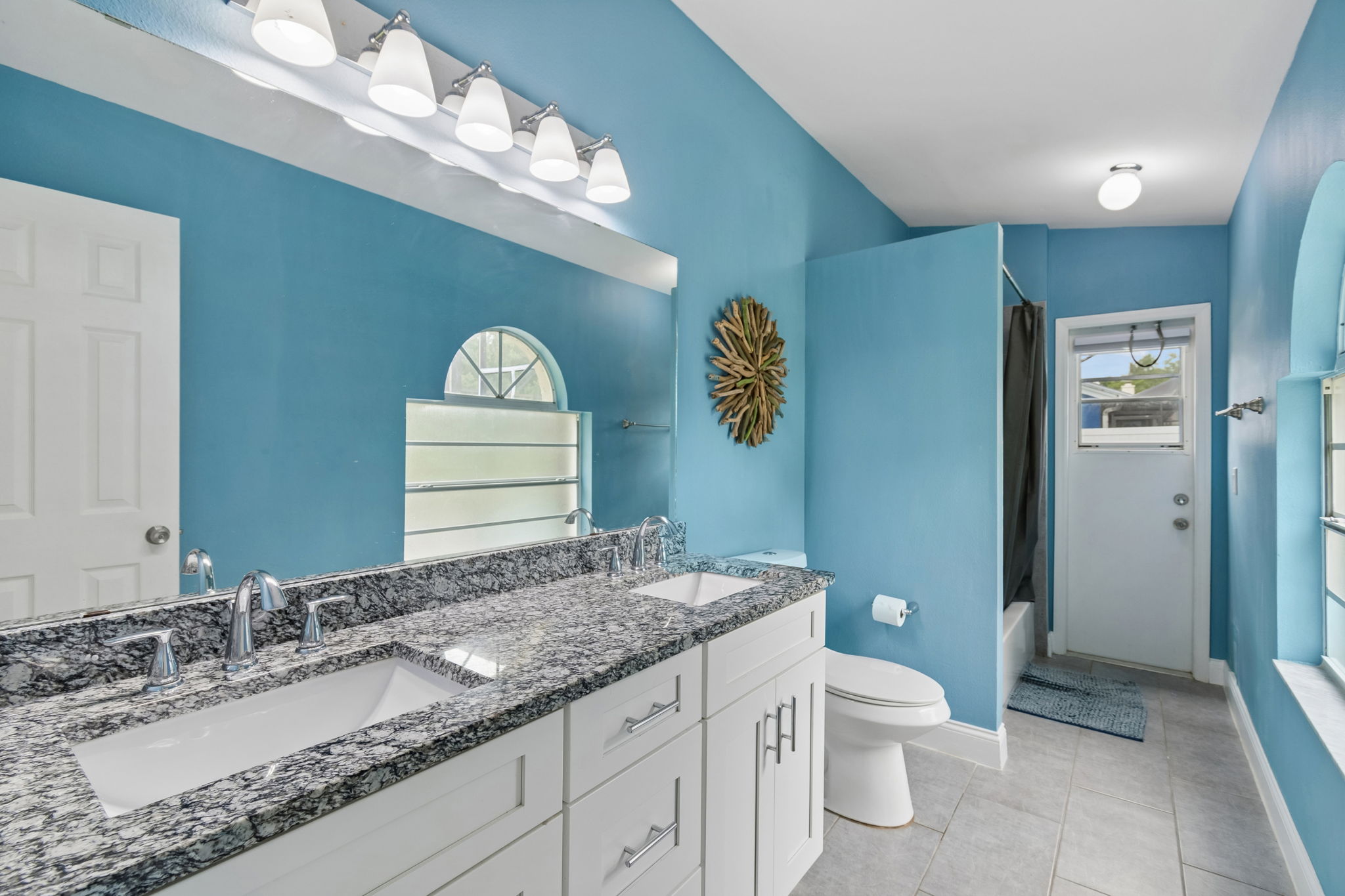 Bathroom 2 (pool bath)