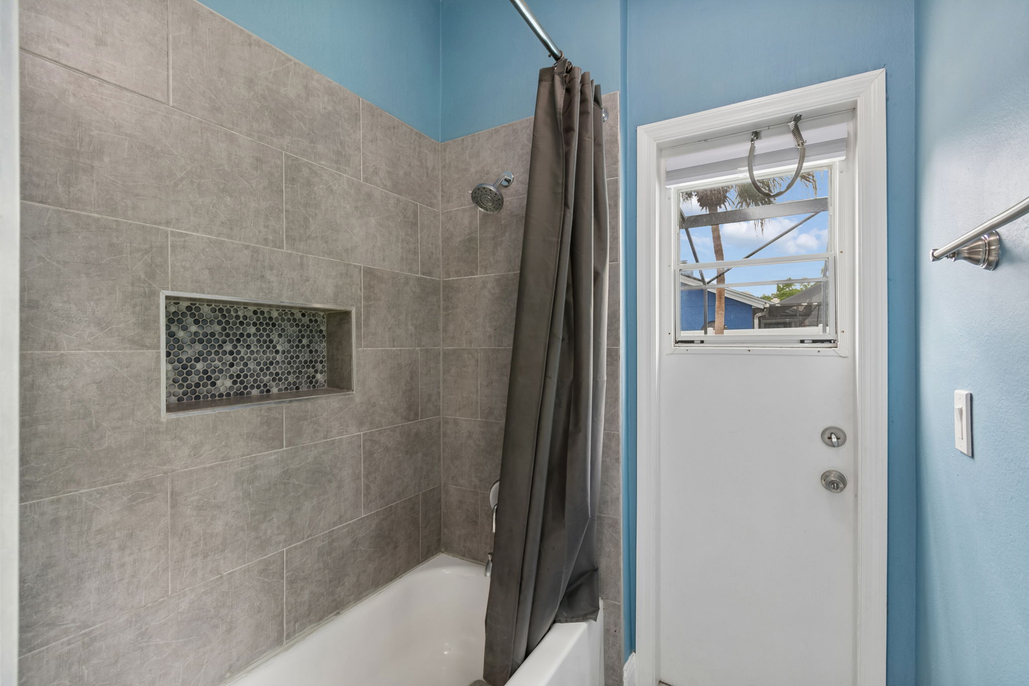Bathroom 2 (pool bath)