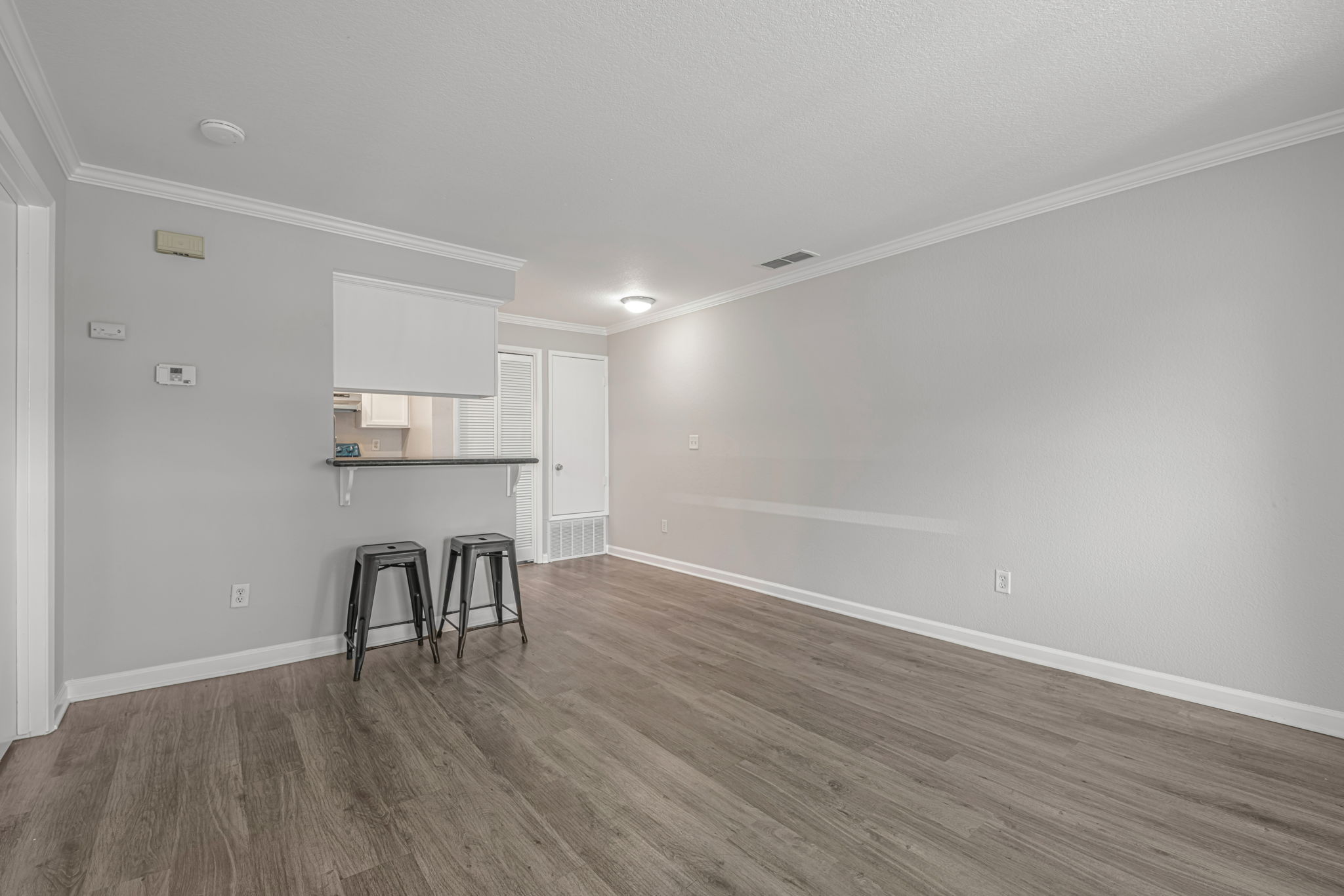 005_1553 Pyrenees Ave 35