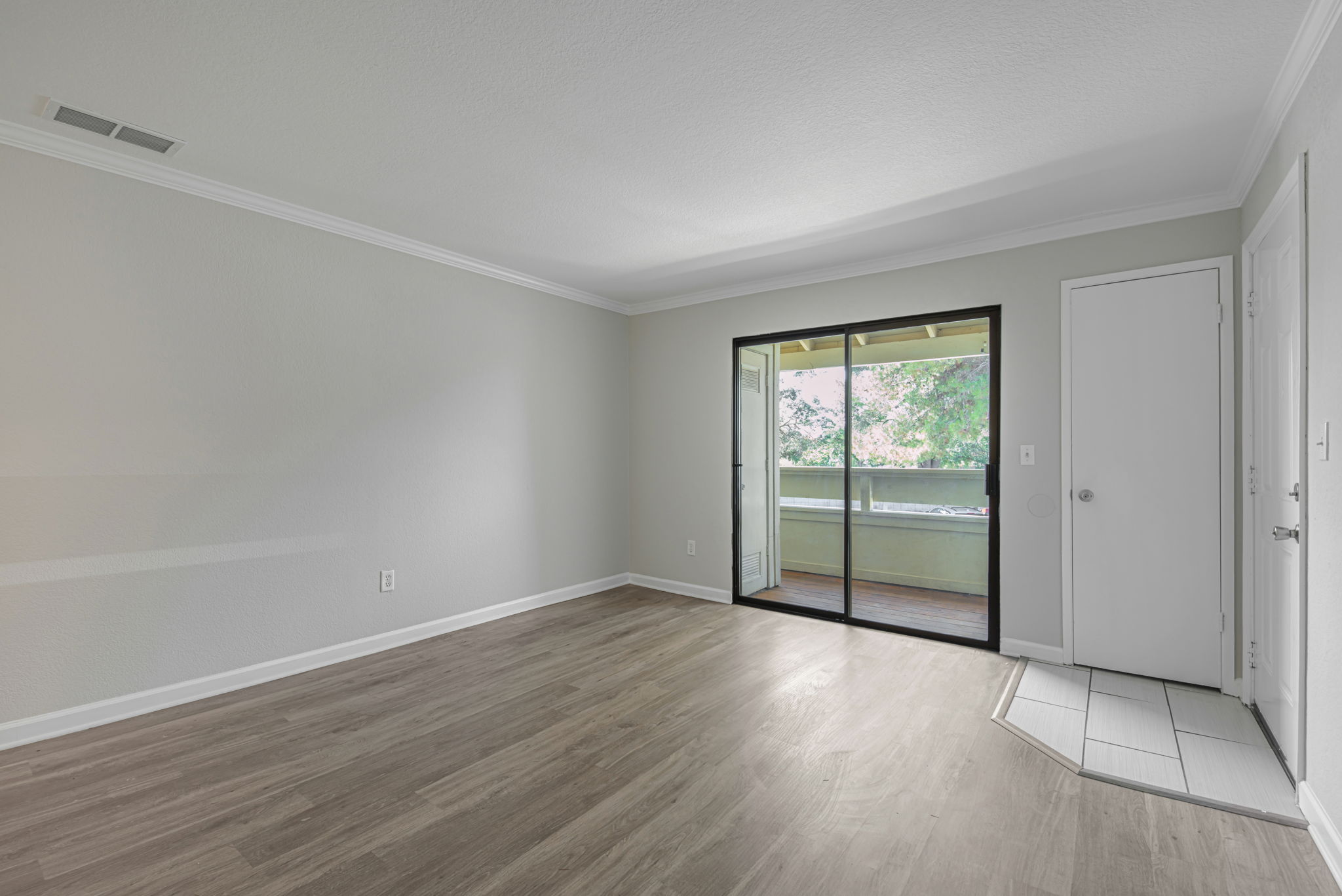 007_1553 Pyrenees Ave 35