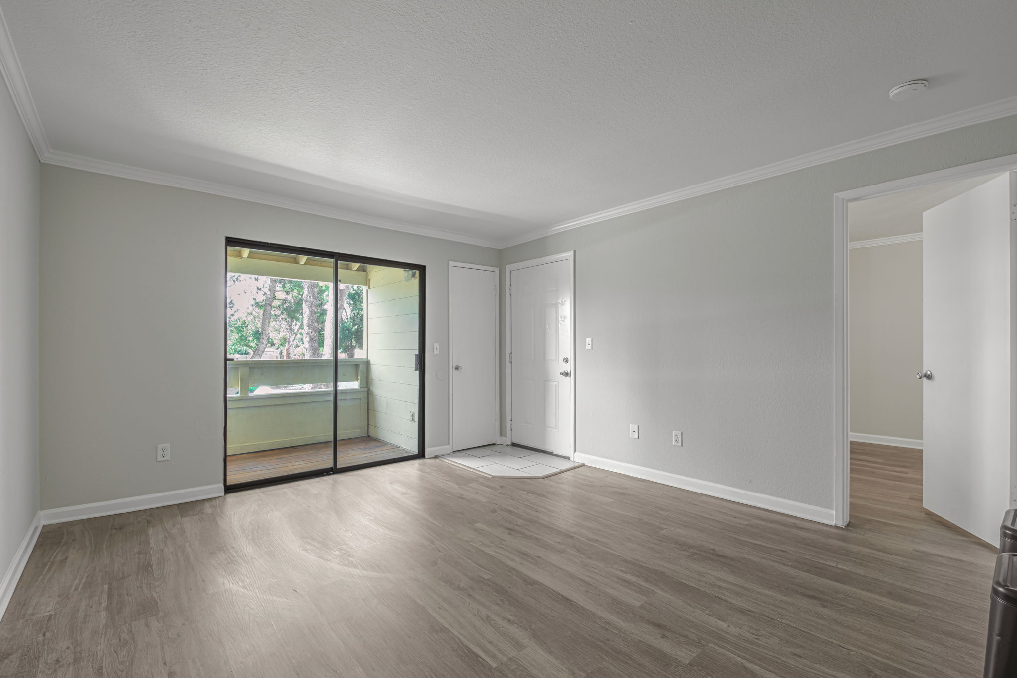 008_1553 Pyrenees Ave 35