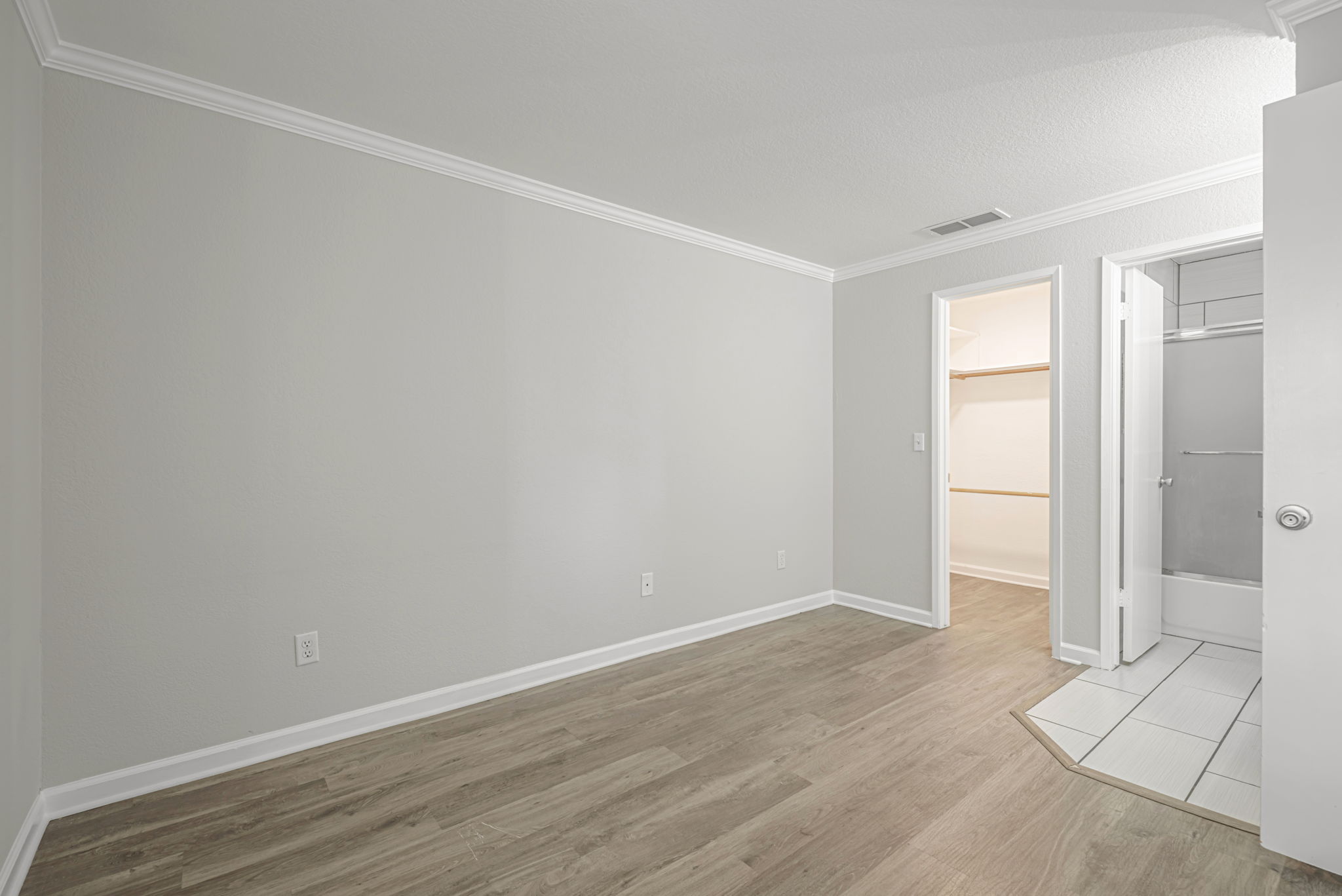 015_1553 Pyrenees Ave 35