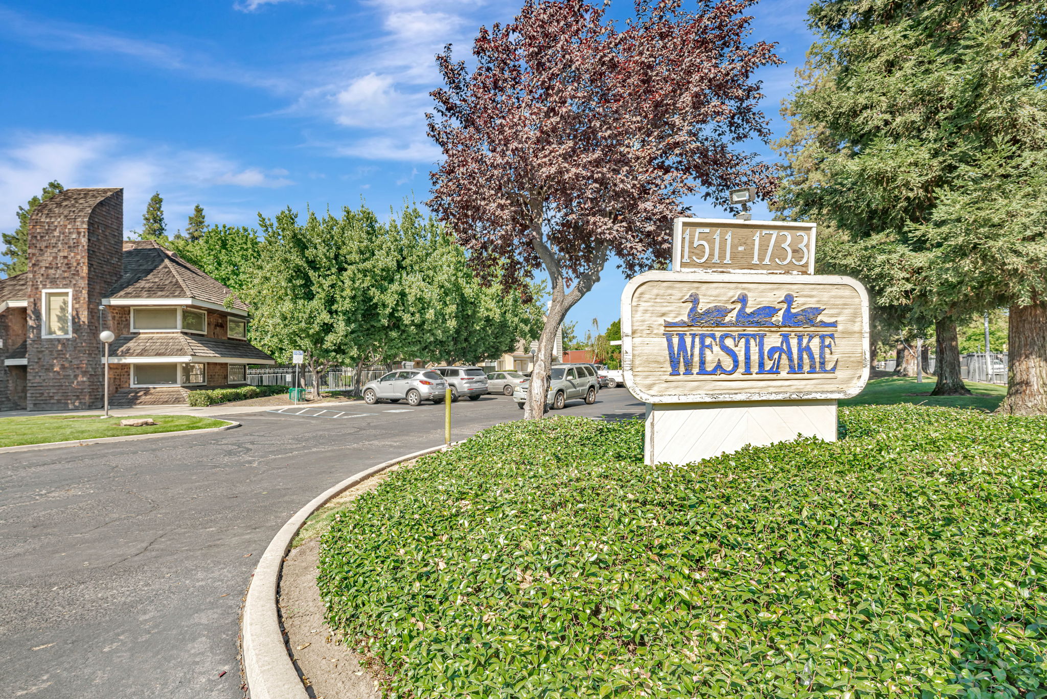 028_1553 Pyrenees Ave 35