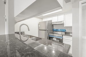 010_1553 Pyrenees Ave 35