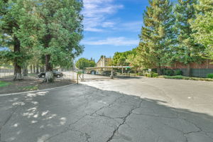 027_1553 Pyrenees Ave 35
