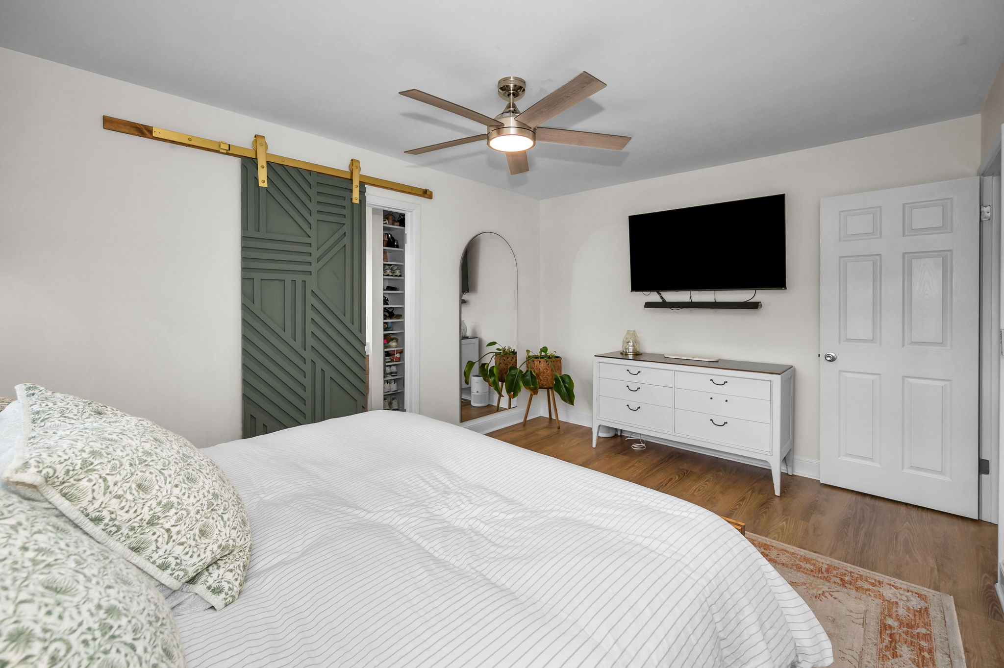 Primary Bedroom1b