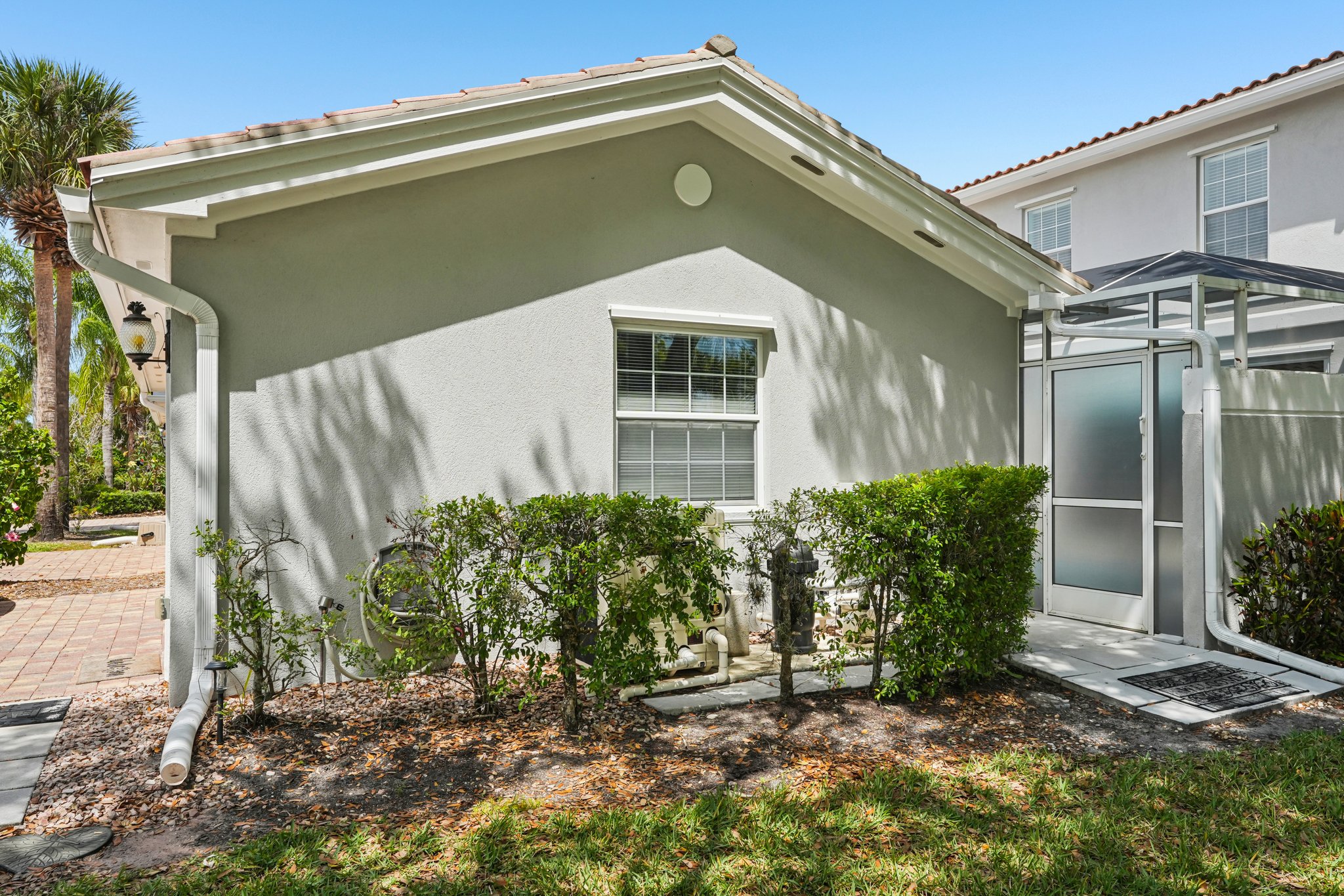 Latitude Dr-S1504-031.jpg