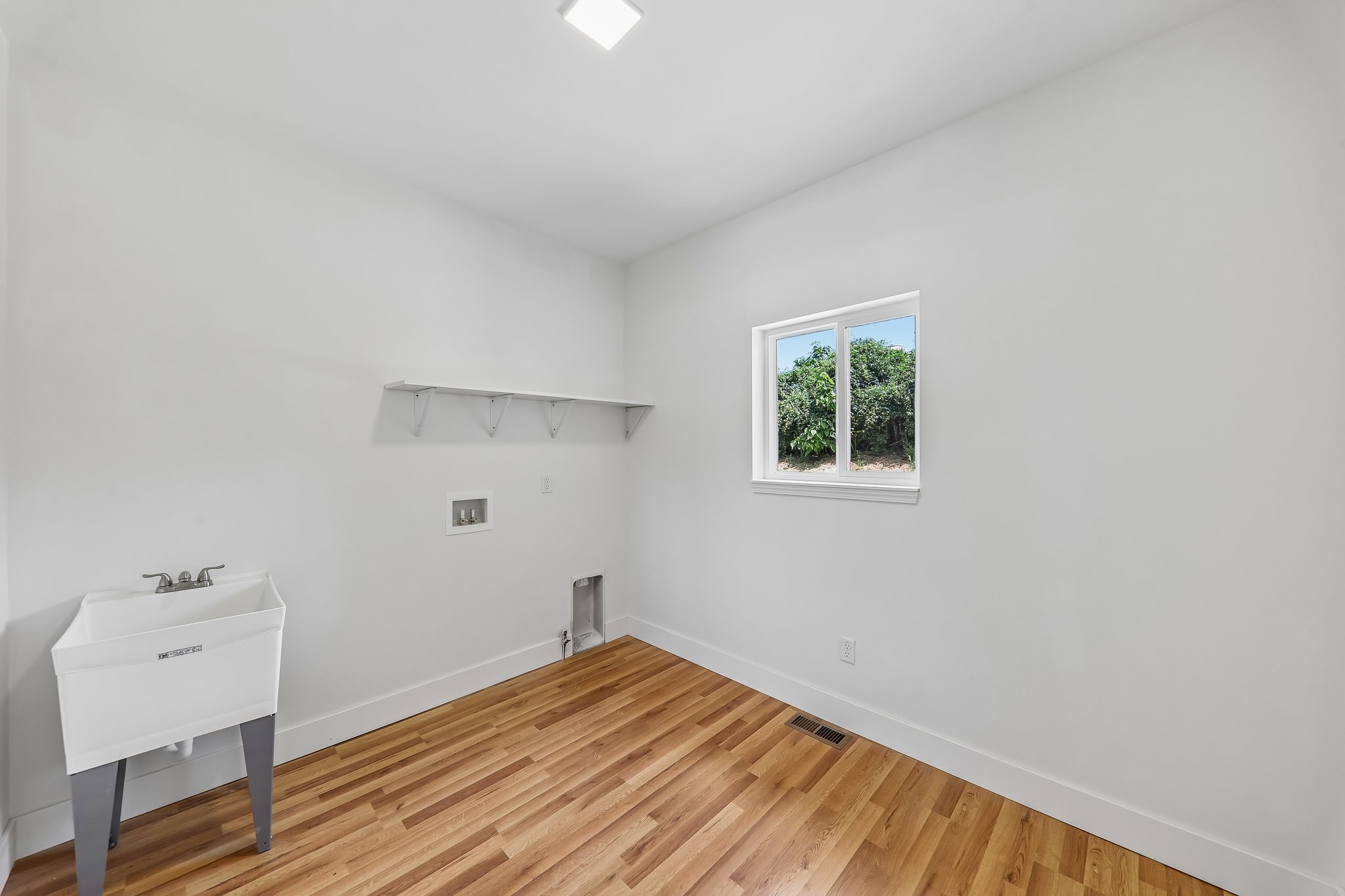 156 Reading Ave-S0206-022.jpg